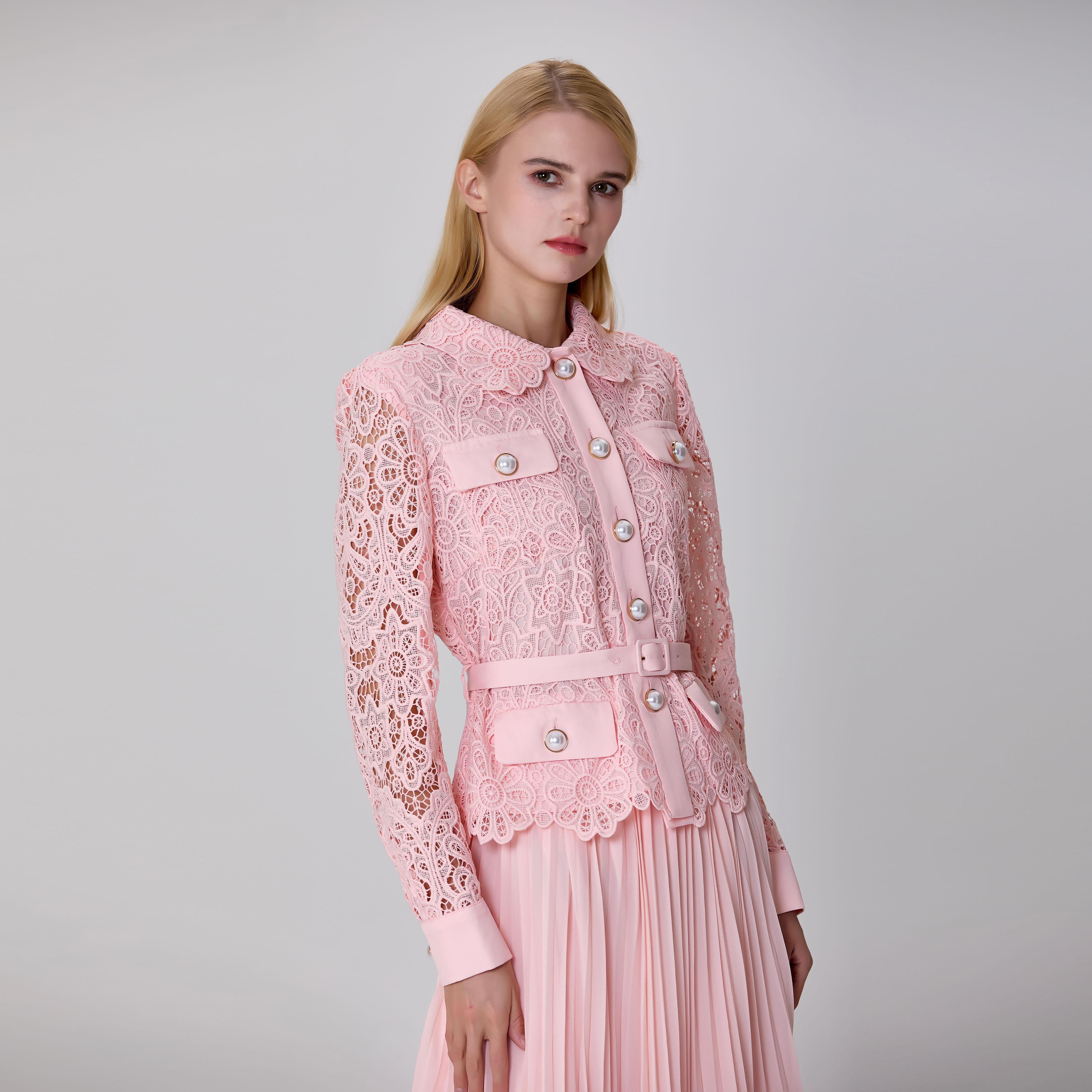 Robe tout-en-un avec veste en dentelle et jupe plissée