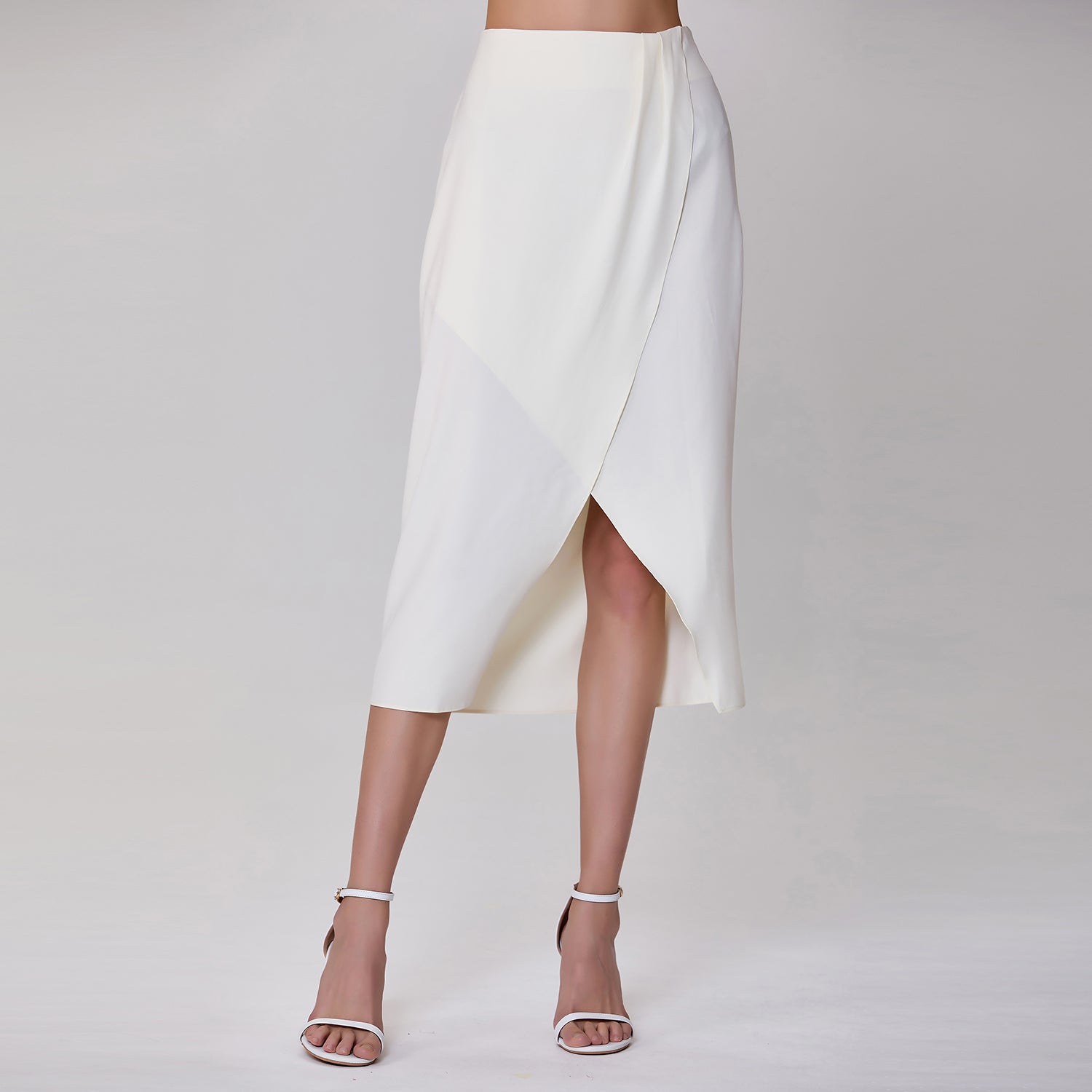 Jupe effet portefeuille minimaliste en satin