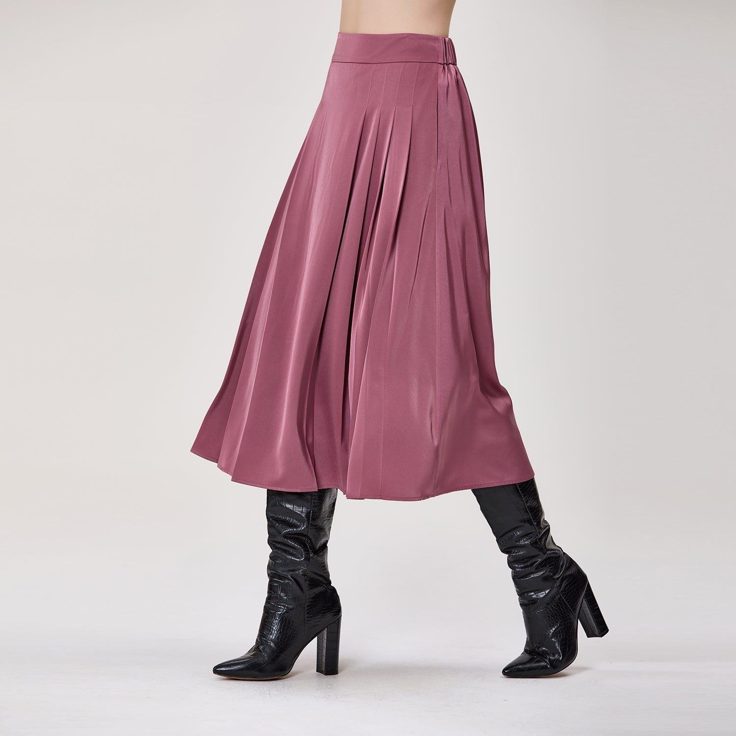 Jupe midi plissée en satin fluide à taille haute