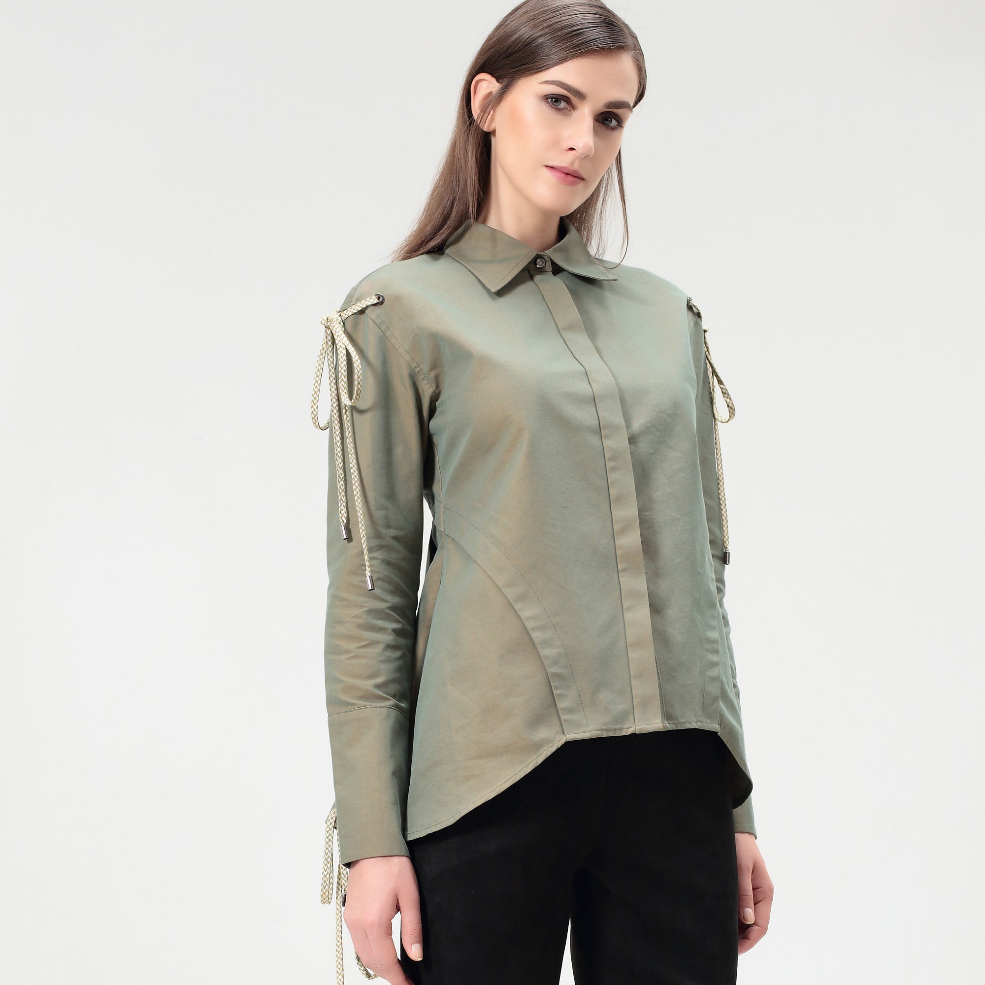 Chemise décorée de passants et au volume évasé dans le dos