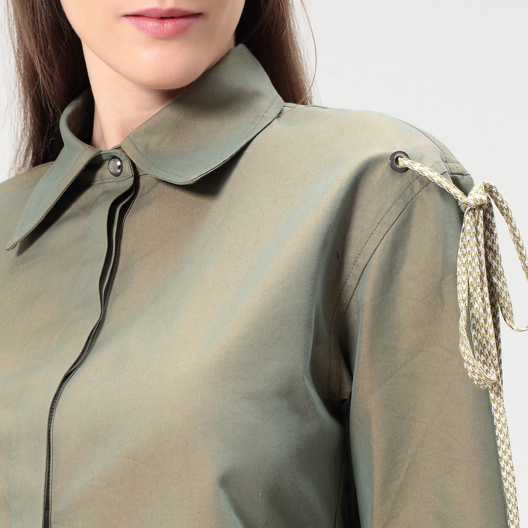 Chemise décorée de passants et au volume évasé dans le dos