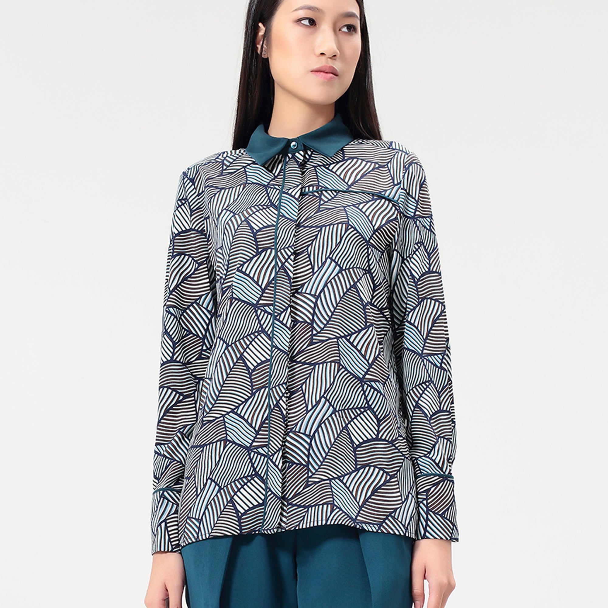 Chemise à garniture satin et imprimé rétro géométrique