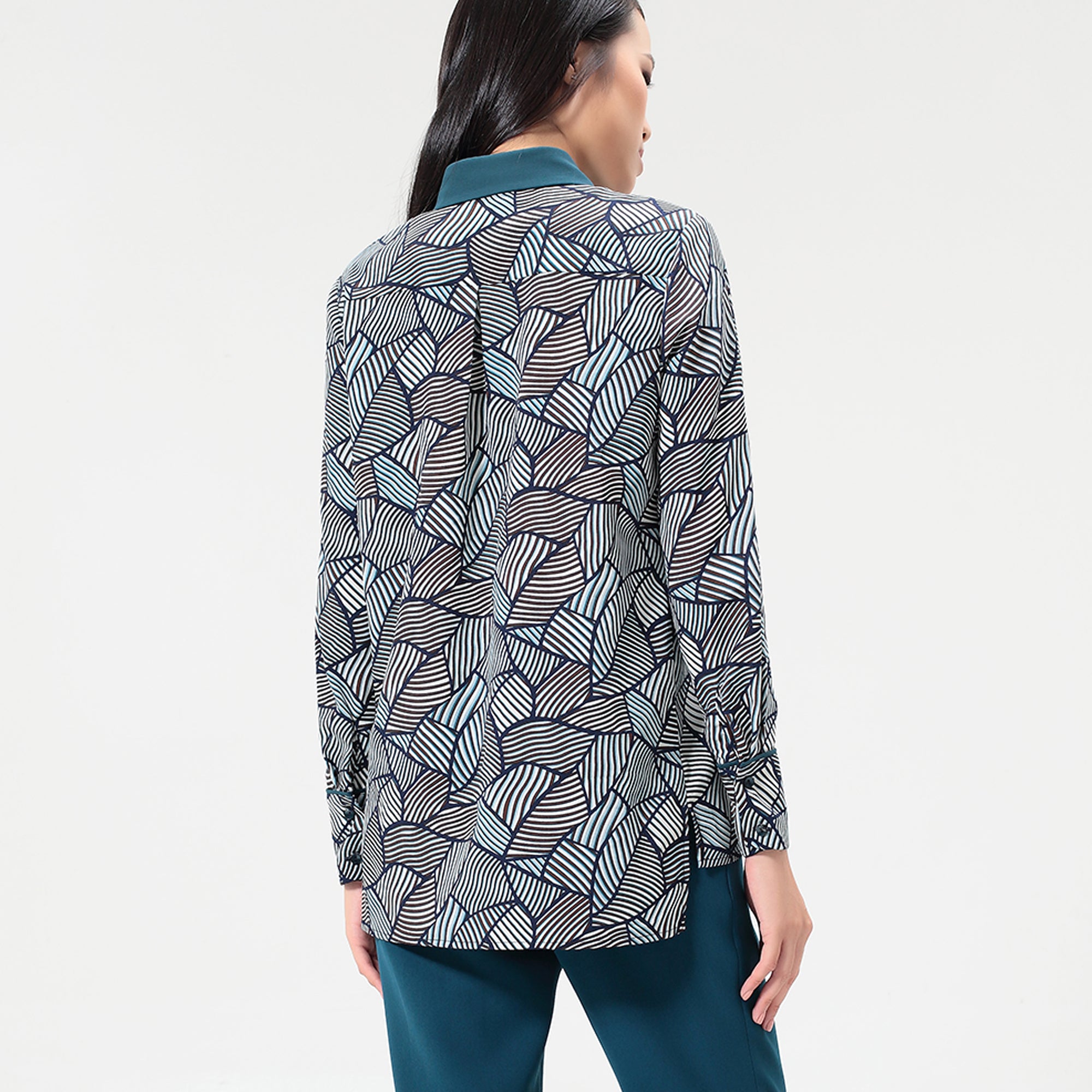Chemise à garniture satin et imprimé rétro géométrique
