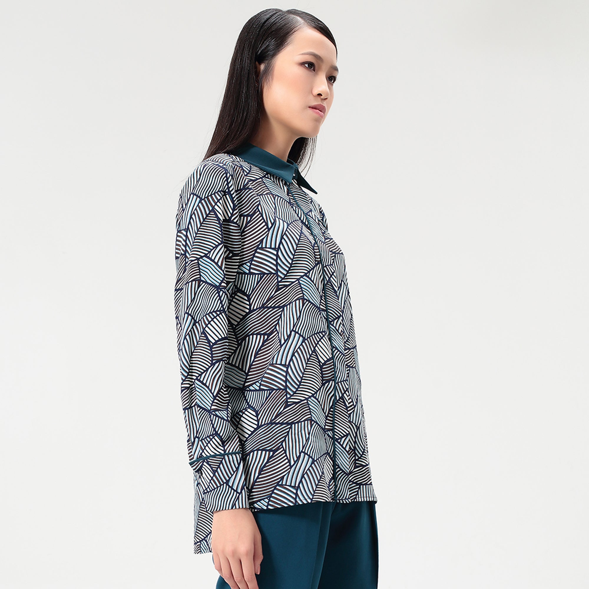 Chemise à garniture satin et imprimé rétro géométrique