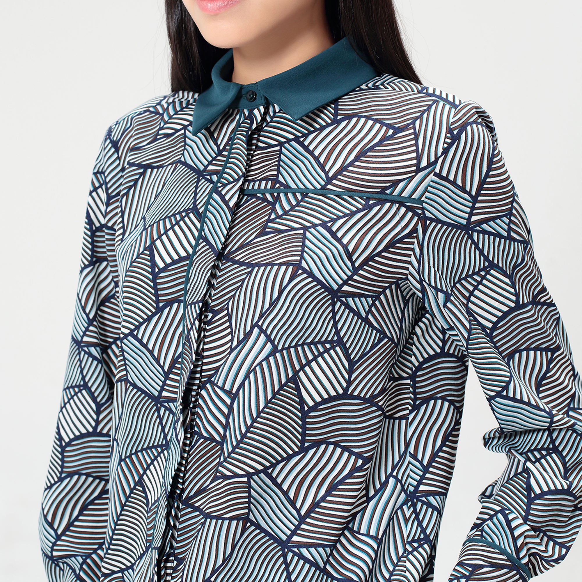 Chemise à garniture satin et imprimé rétro géométrique