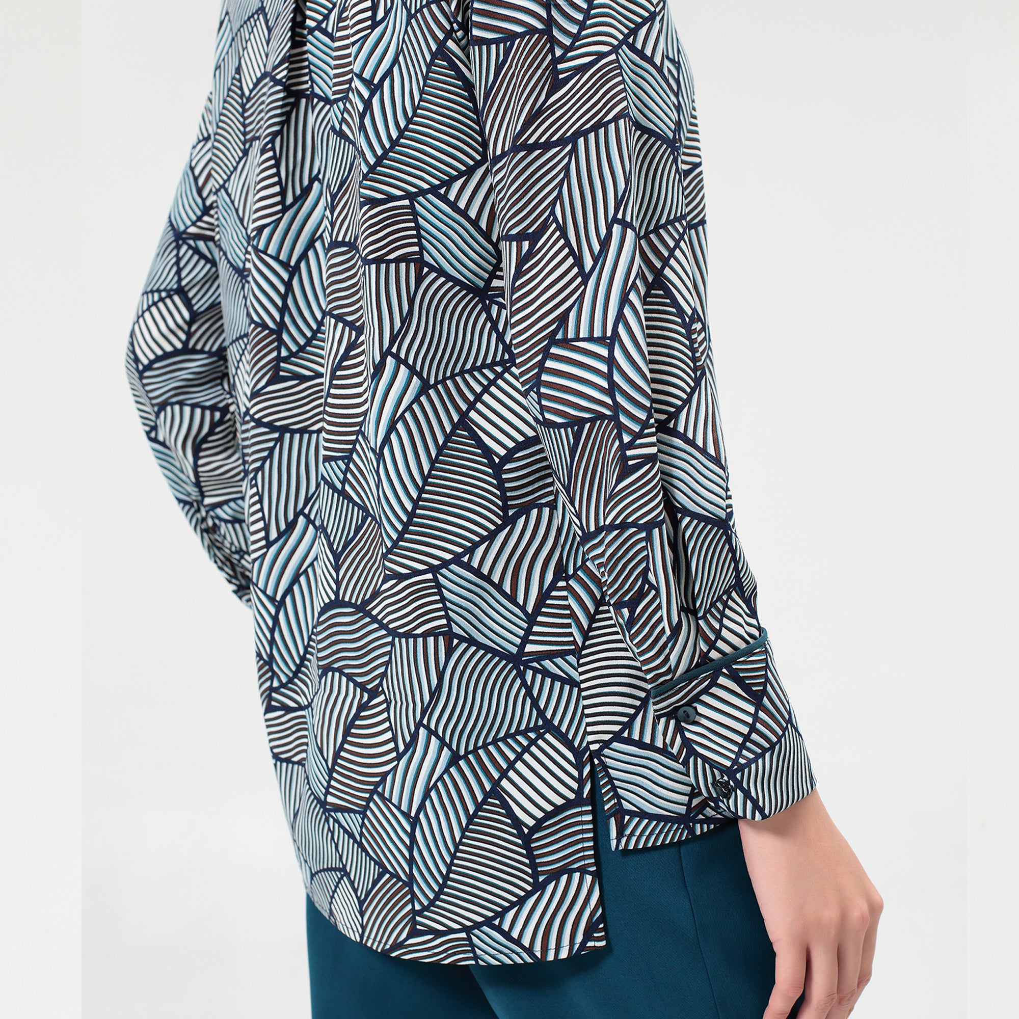 Chemise à garniture satin et imprimé rétro géométrique