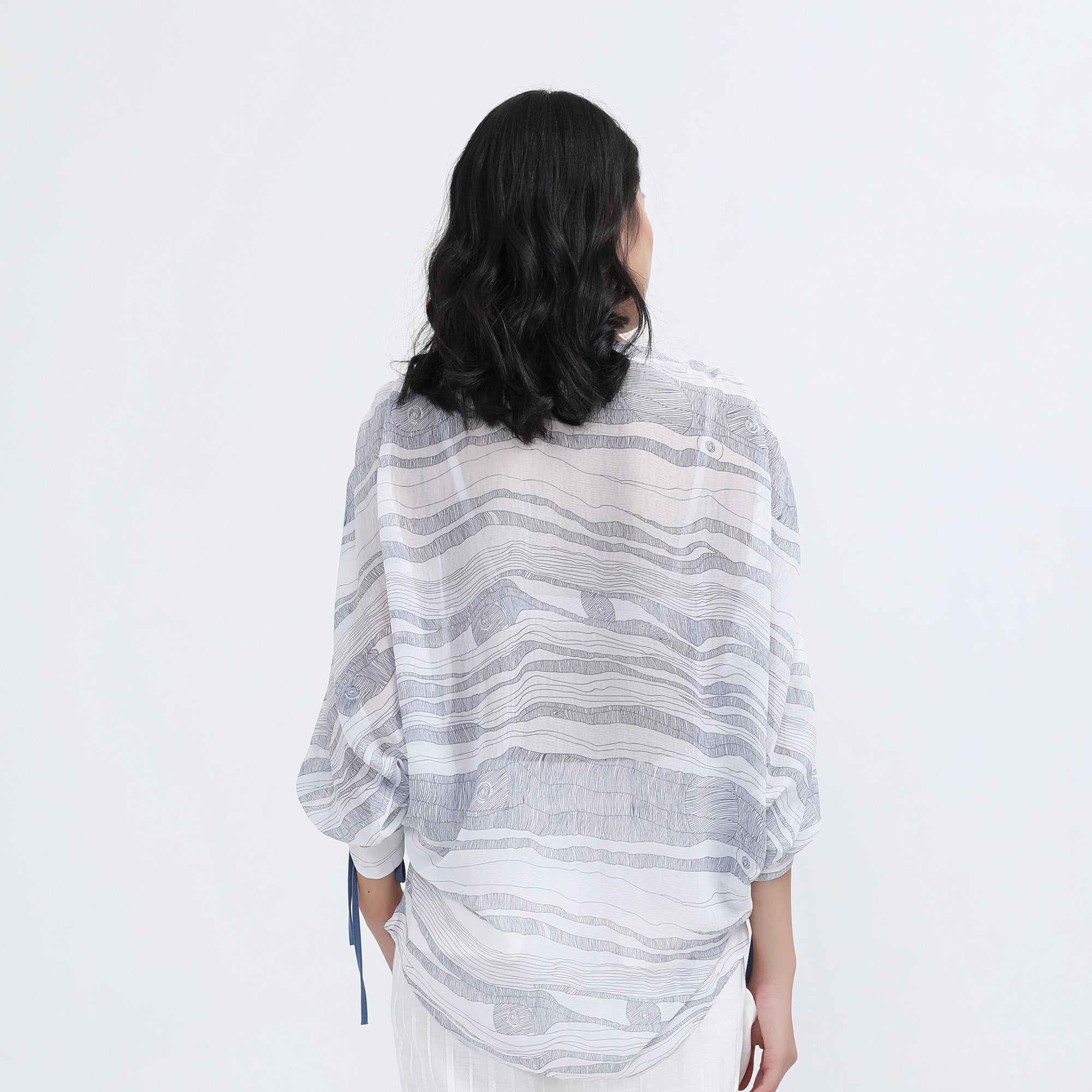 Blouse à col V et épaules dénudées en mousseline imprimé linéaire