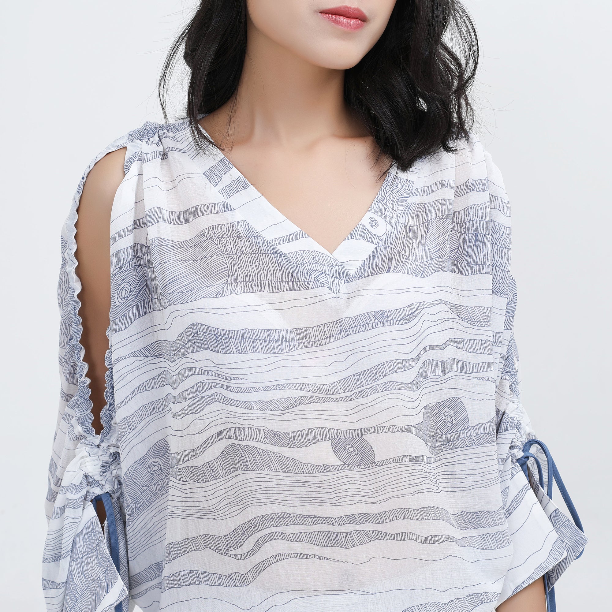 Blouse à col V et épaules dénudées en mousseline imprimé linéaire