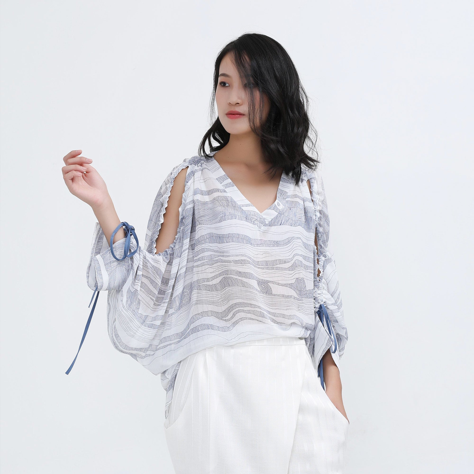 Blouse à col V et épaules dénudées en mousseline imprimé linéaire