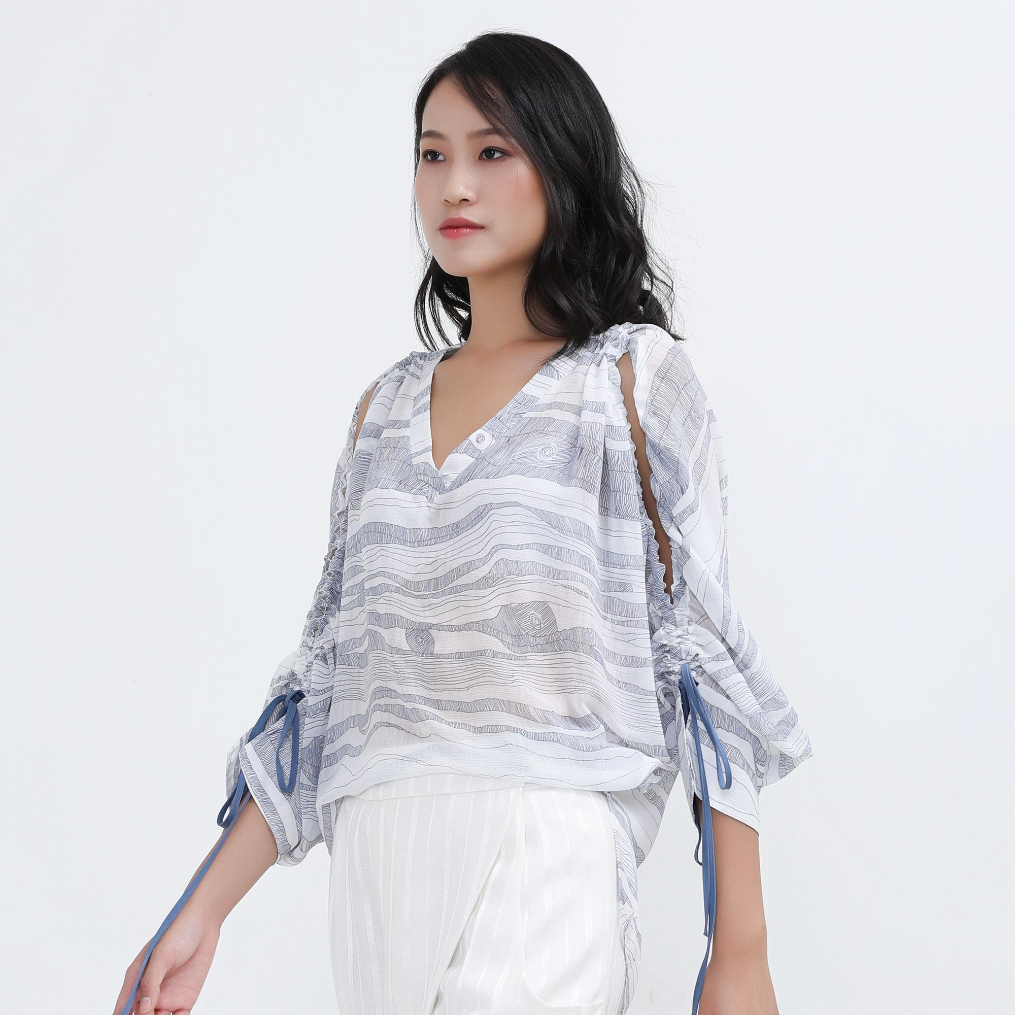 Blouse à col V et épaules dénudées en mousseline imprimé linéaire
