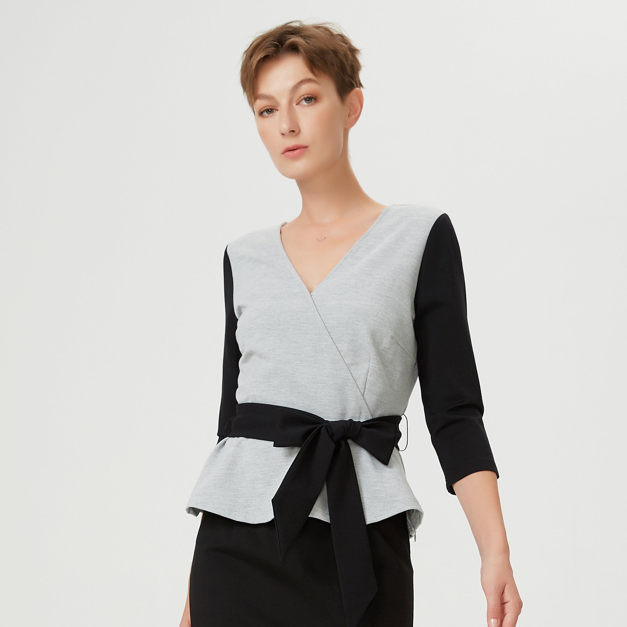 Top péplum bi-matière à effet cache-coeur et ceinture appliquée