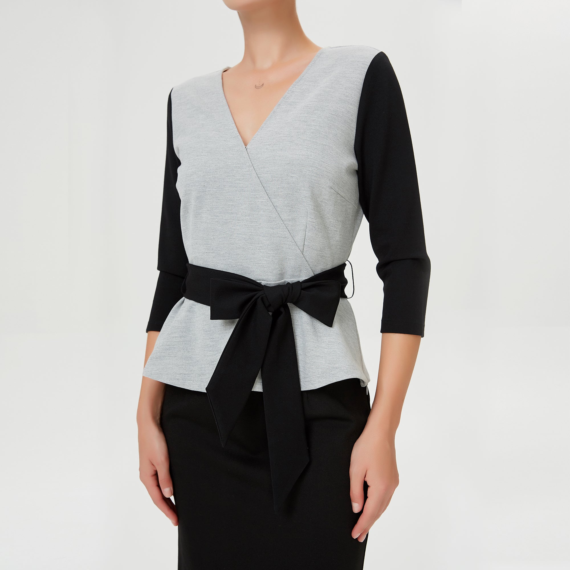 Top péplum bi-matière à effet cache-coeur et ceinture appliquée
