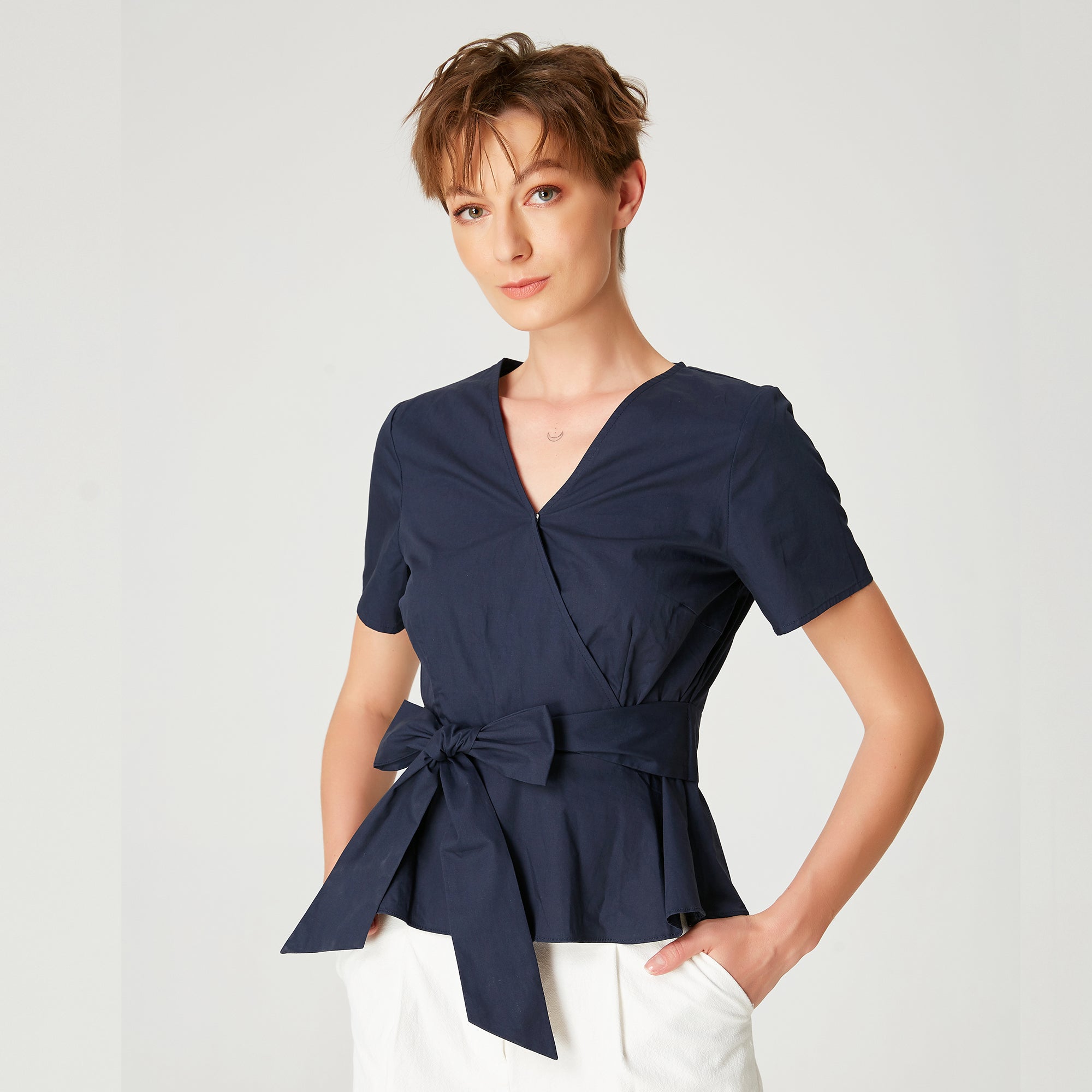 Top péplum à large ceinture à nouer