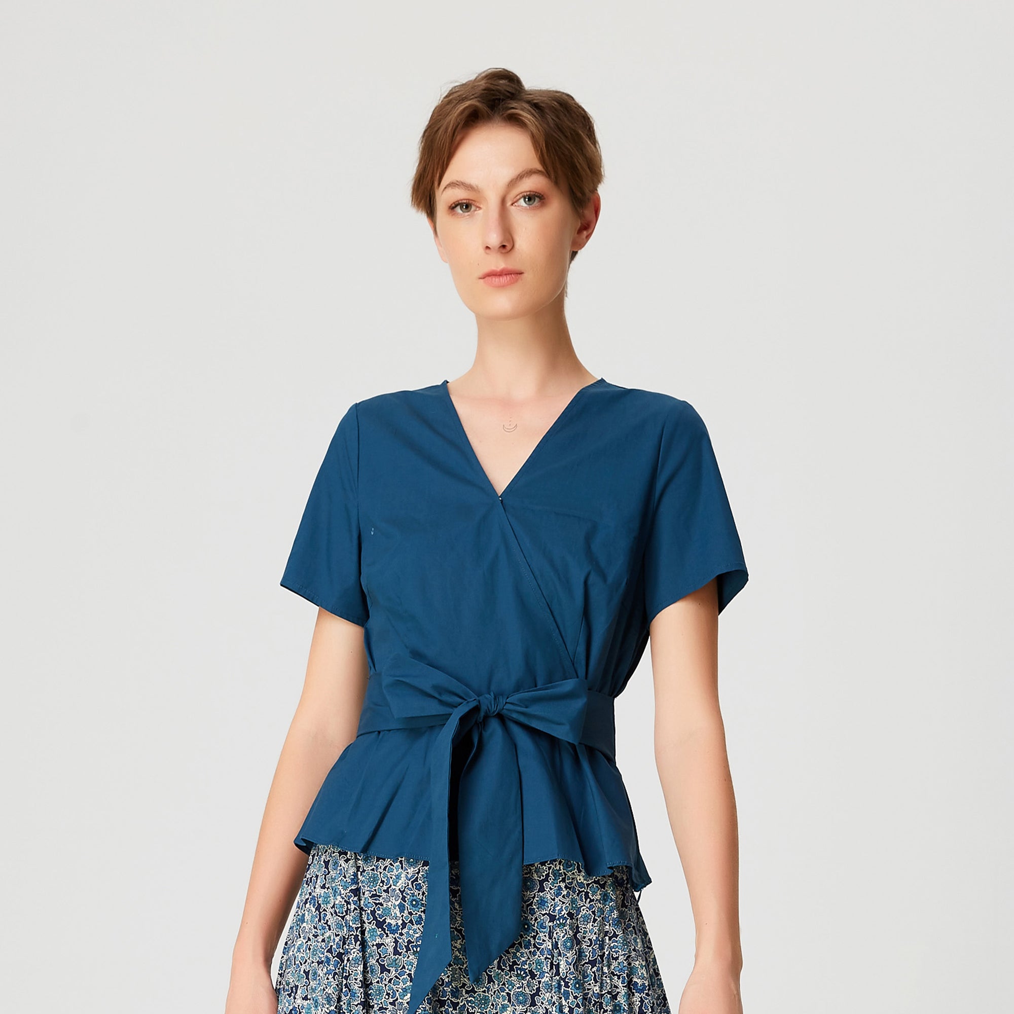 Top péplum à large ceinture à nouer