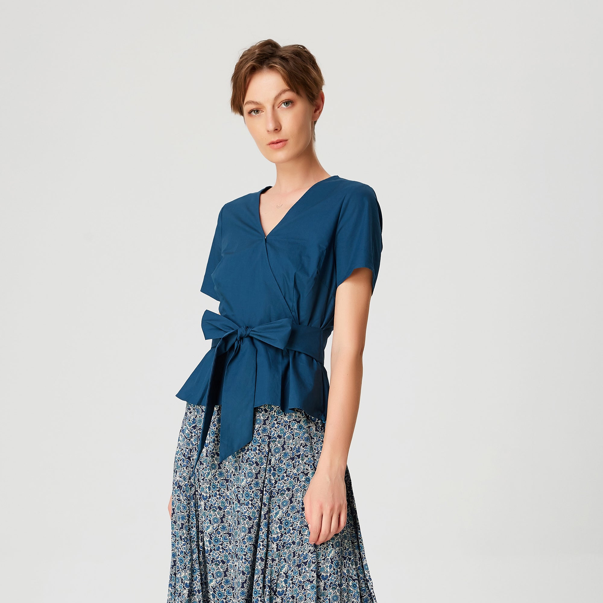Top péplum à large ceinture à nouer