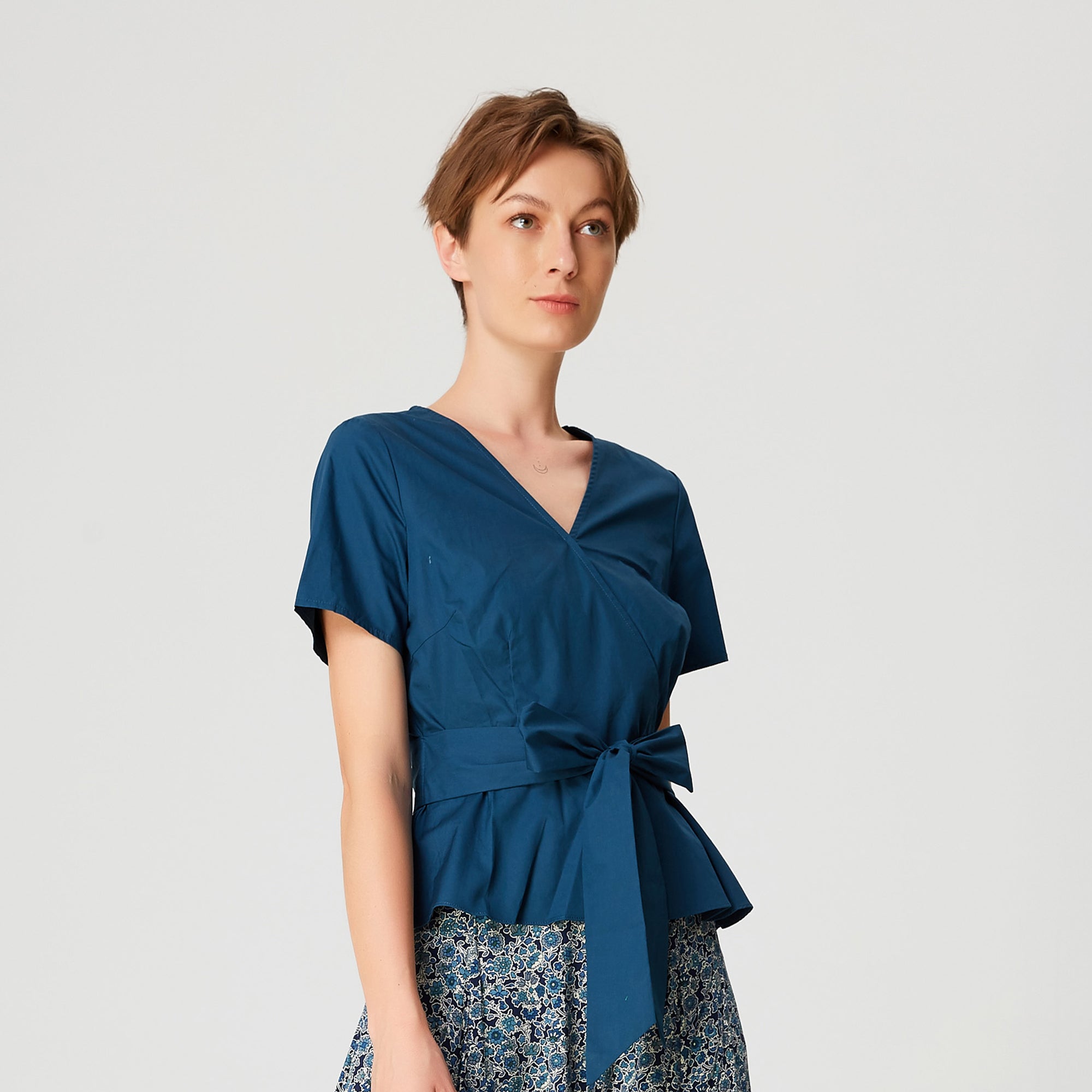Top péplum à large ceinture à nouer