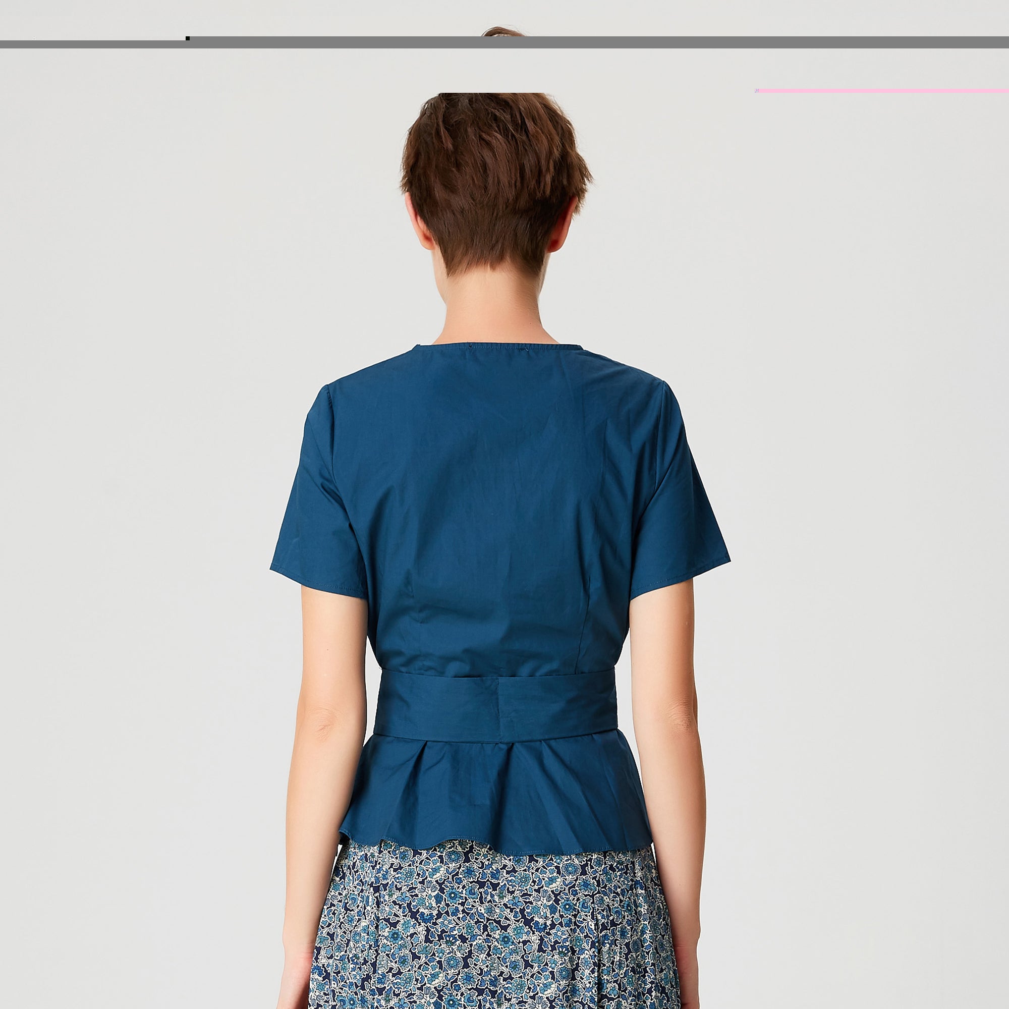 Top péplum à large ceinture à nouer
