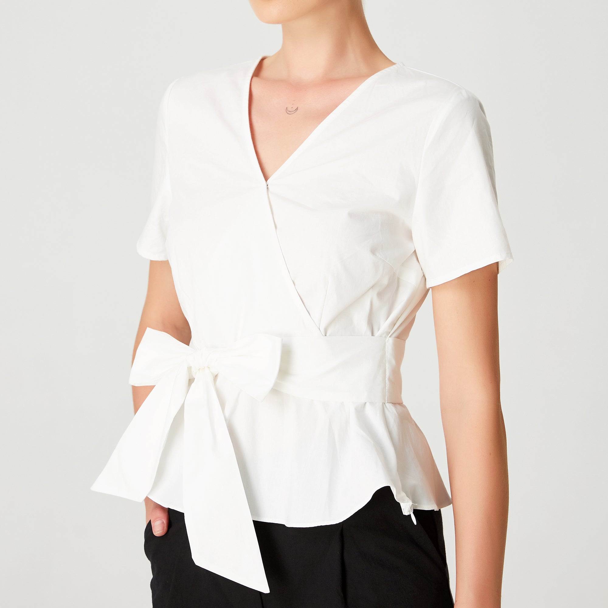 Top péplum à large ceinture à nouer