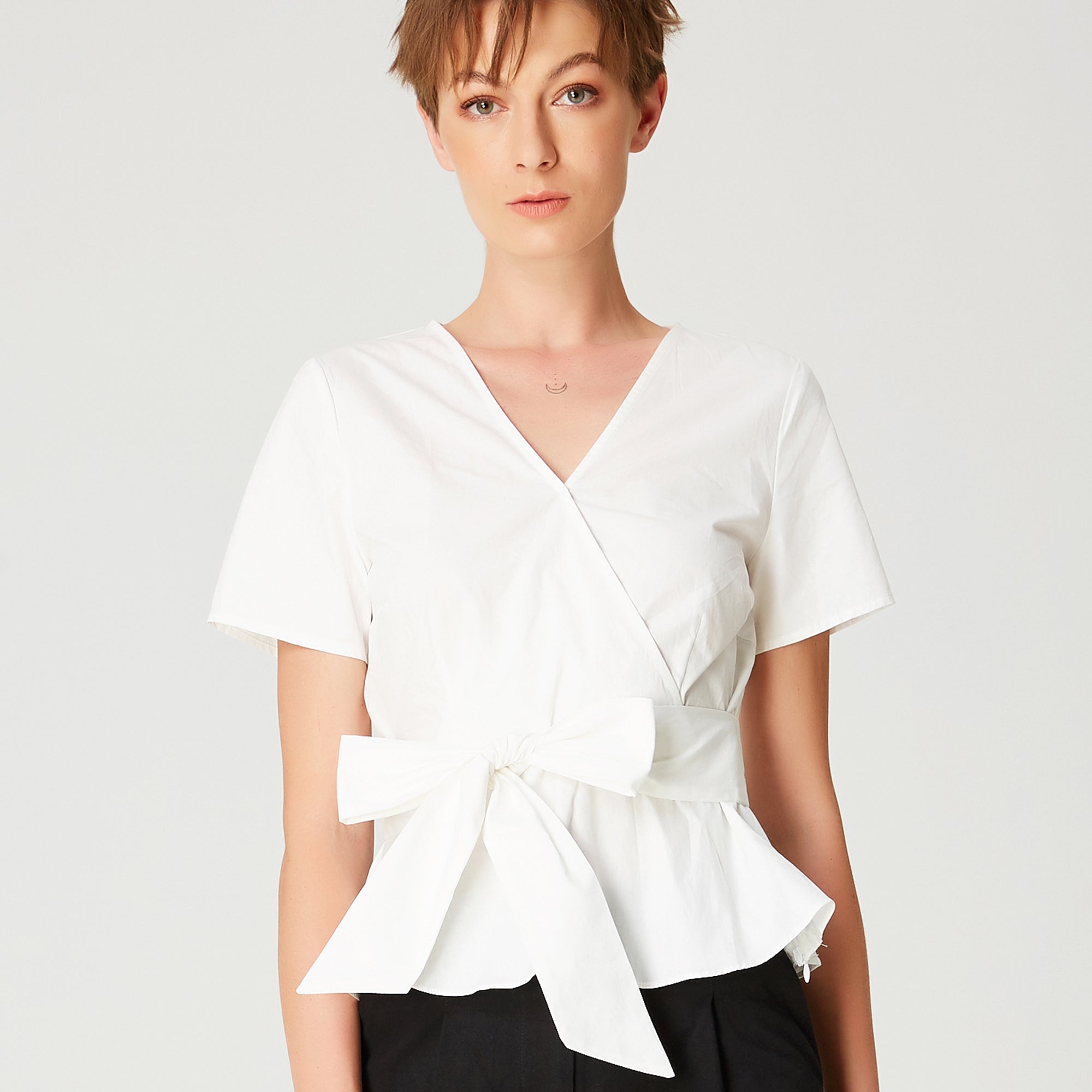 Top péplum à large ceinture à nouer