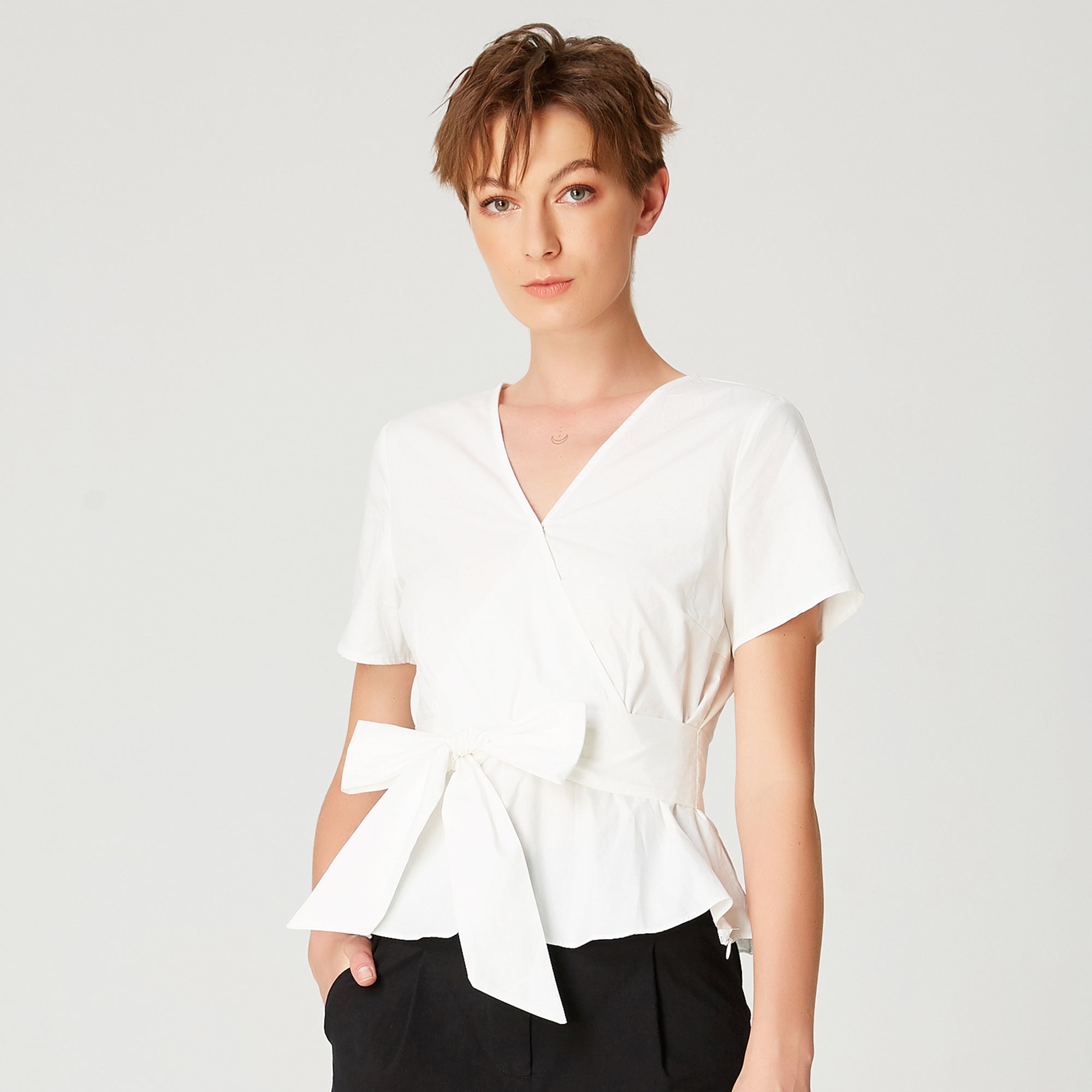 Top péplum à large ceinture à nouer