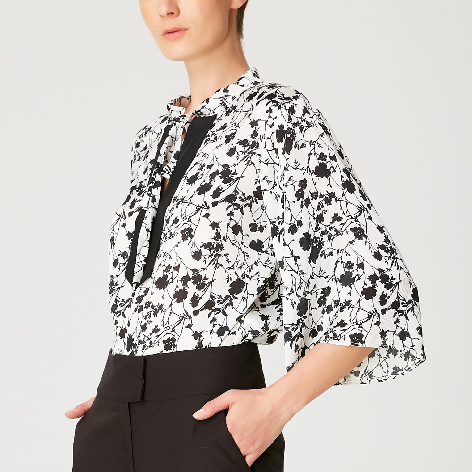 Blouse à manches tulipes et imprimé floral monochrome et encolure contrastée