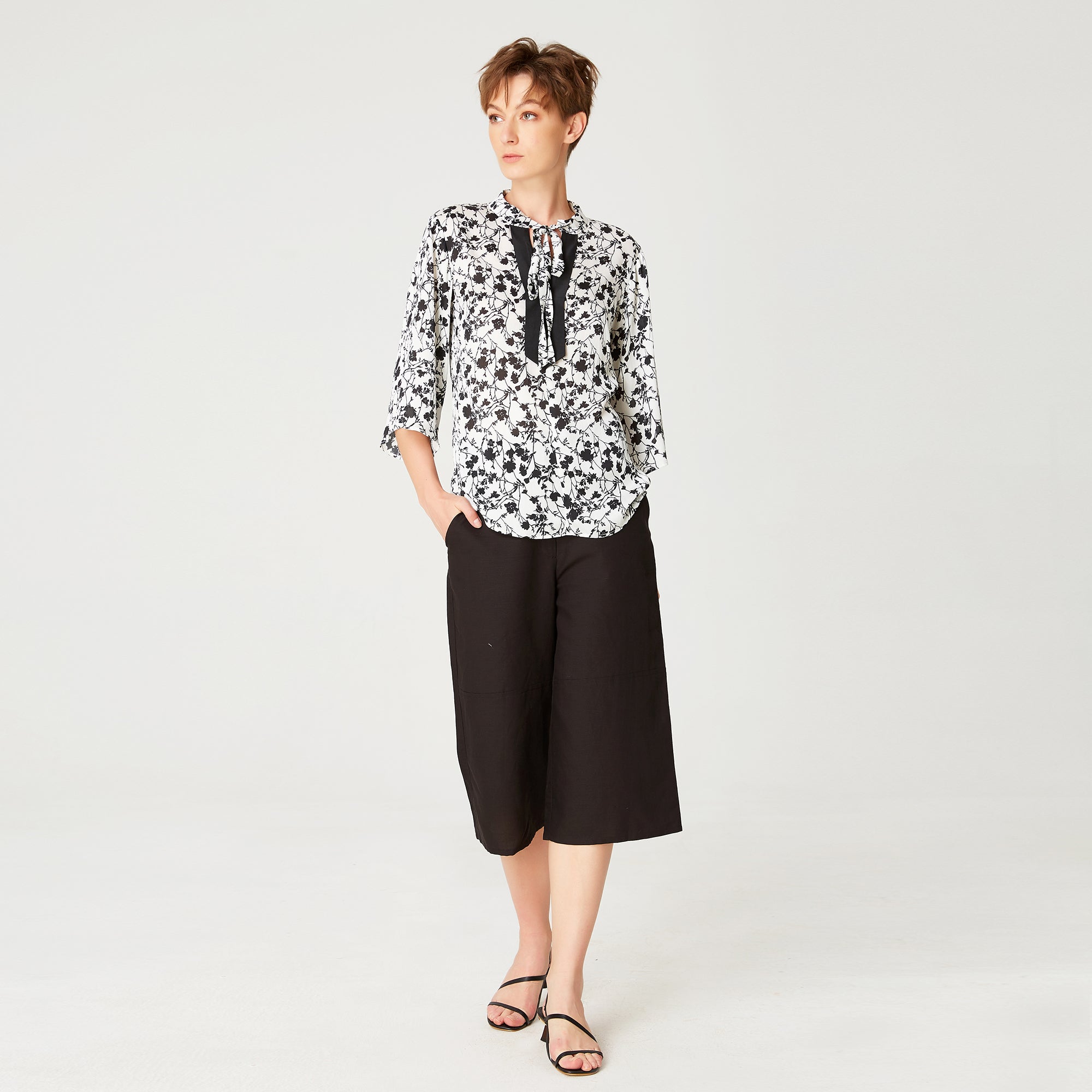 Blouse à manches tulipes et imprimé floral monochrome et encolure contrastée