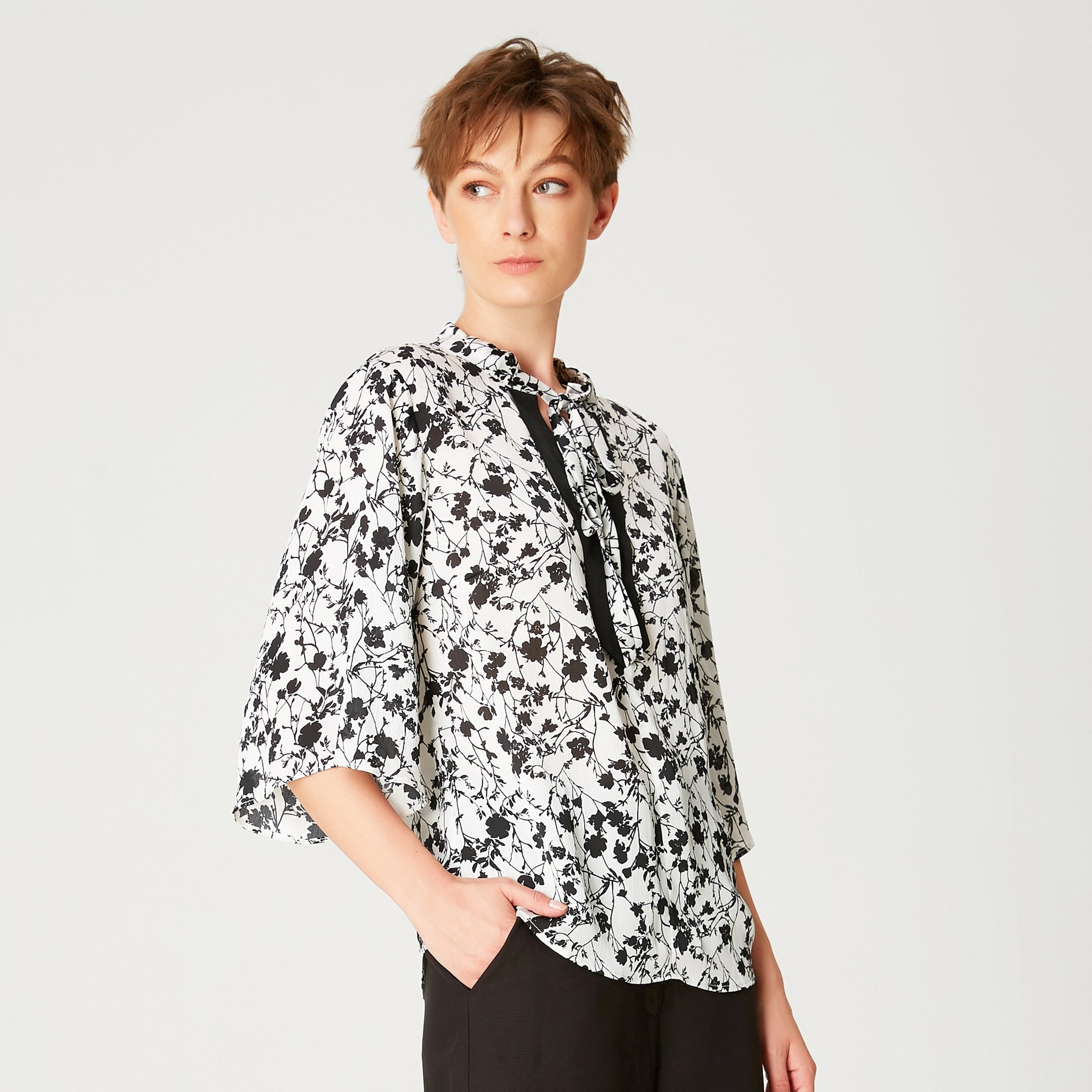 Blouse à manches tulipes et imprimé floral monochrome et encolure contrastée