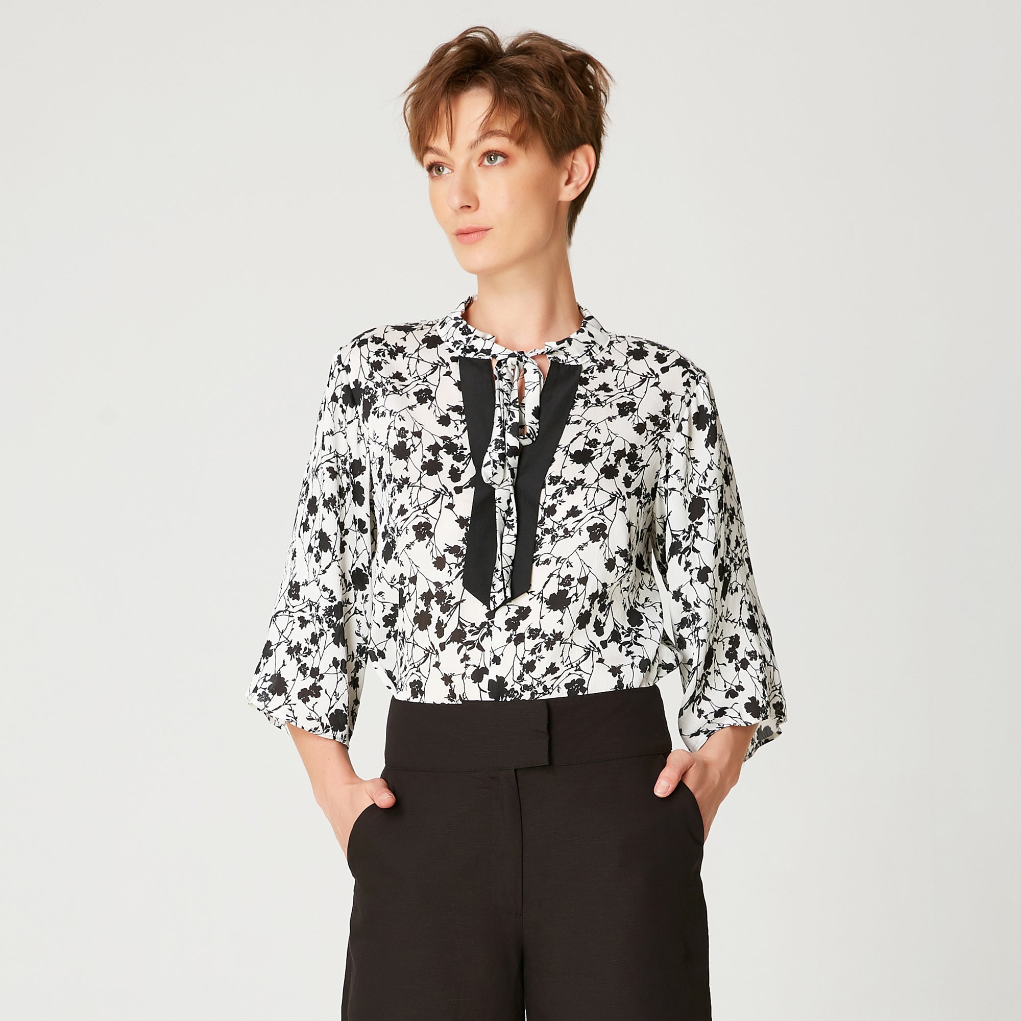 Blouse à manches tulipes et imprimé floral monochrome et encolure contrastée