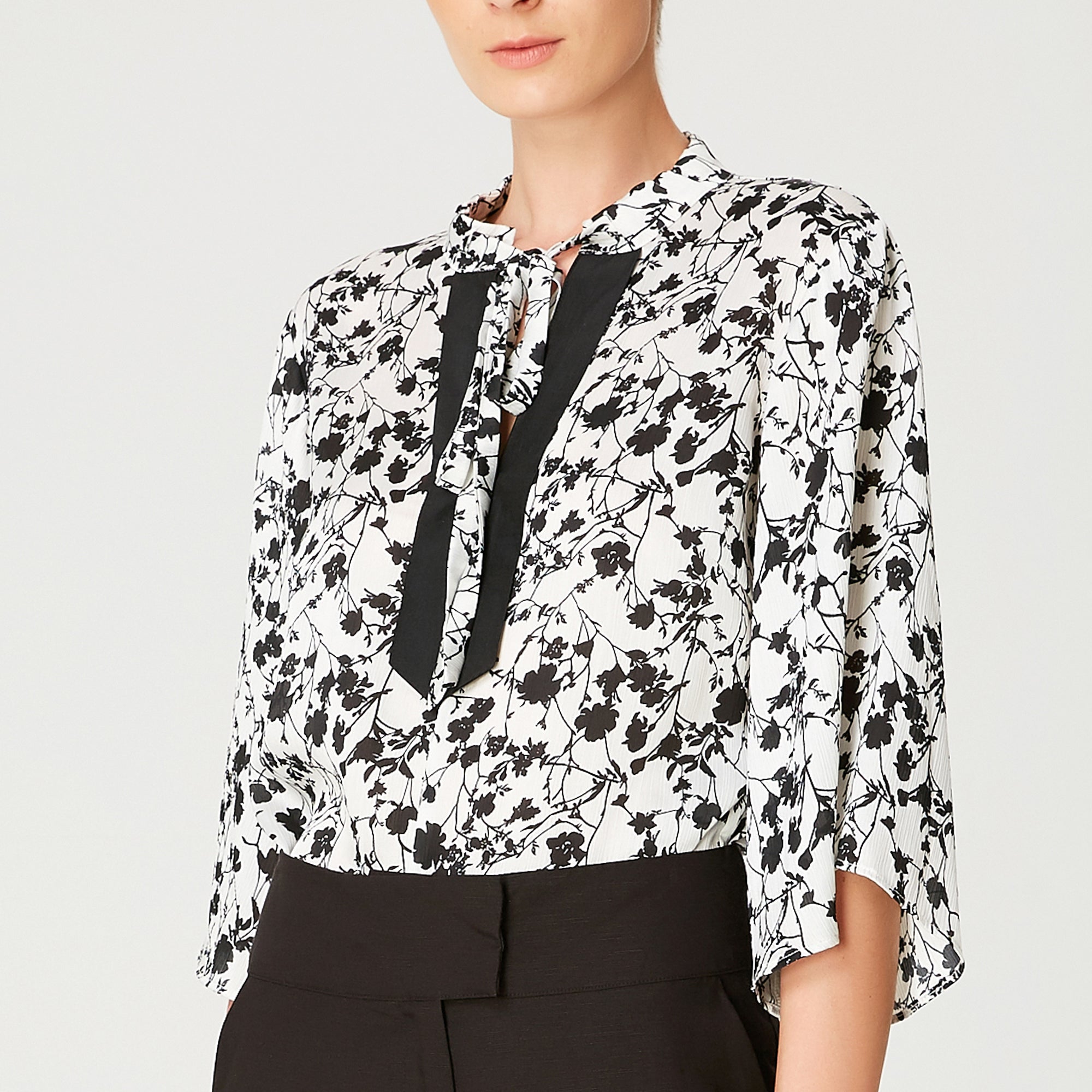 Blouse à manches tulipes et imprimé floral monochrome et encolure contrastée