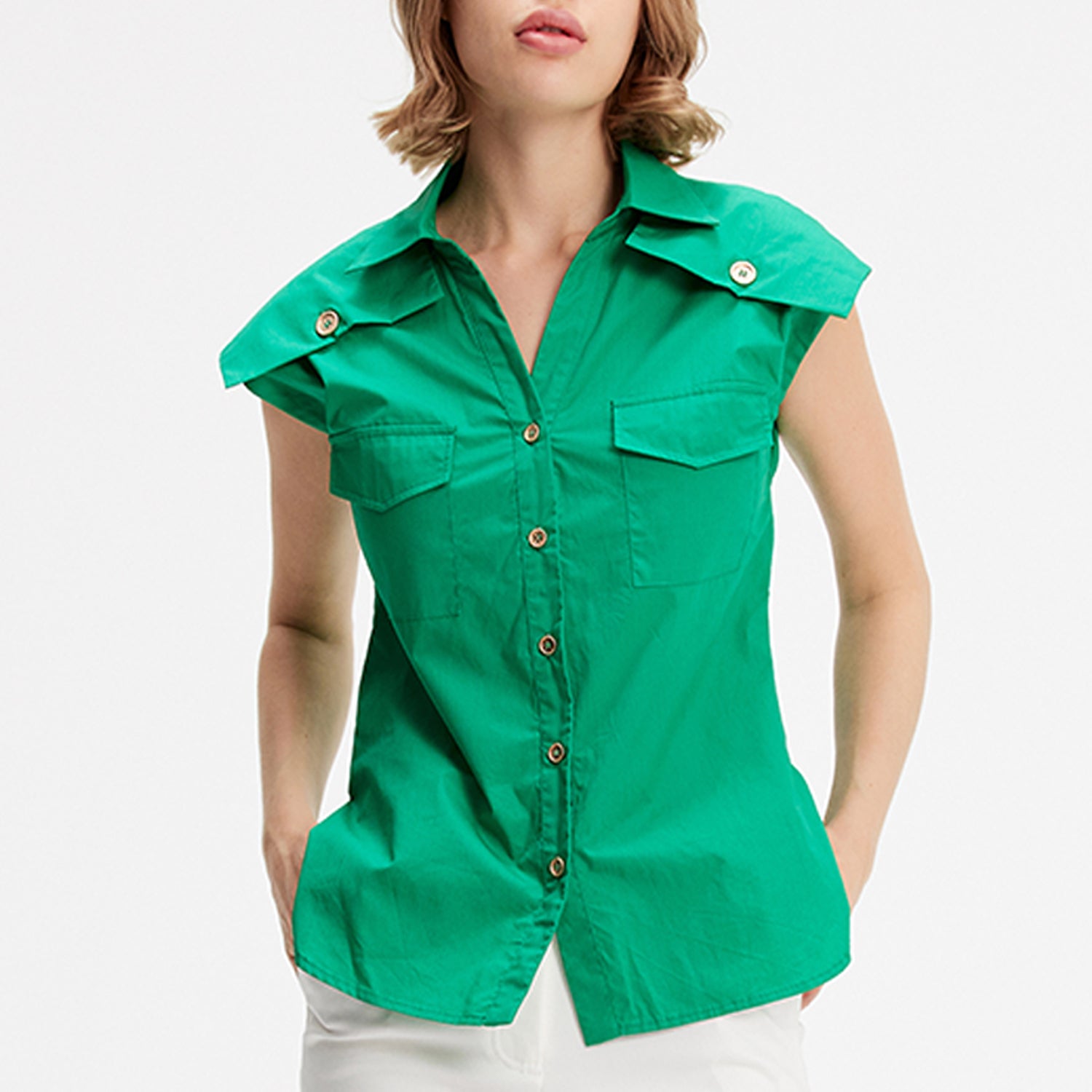 Chemise sans manche à rabats aux épaules