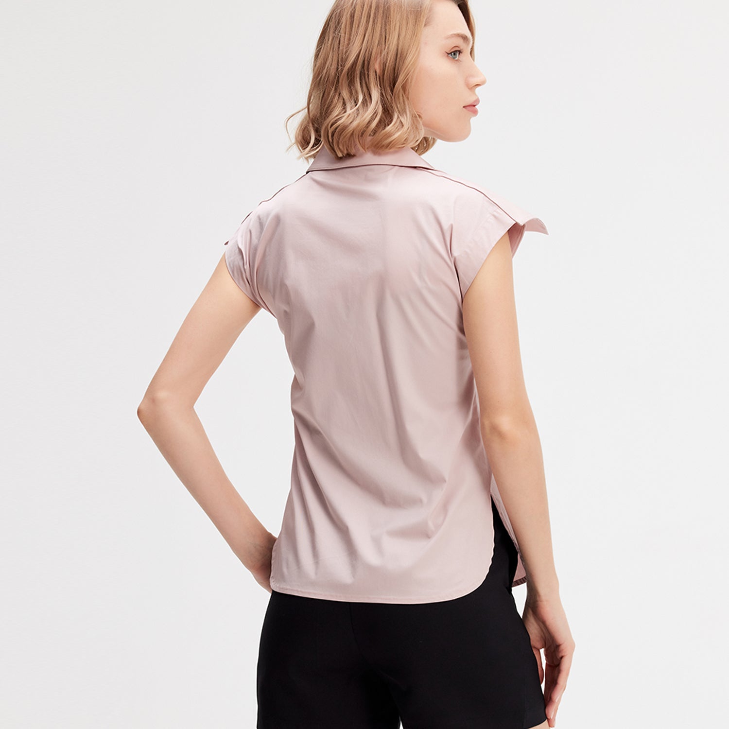 Chemise sans manche à rabats aux épaules