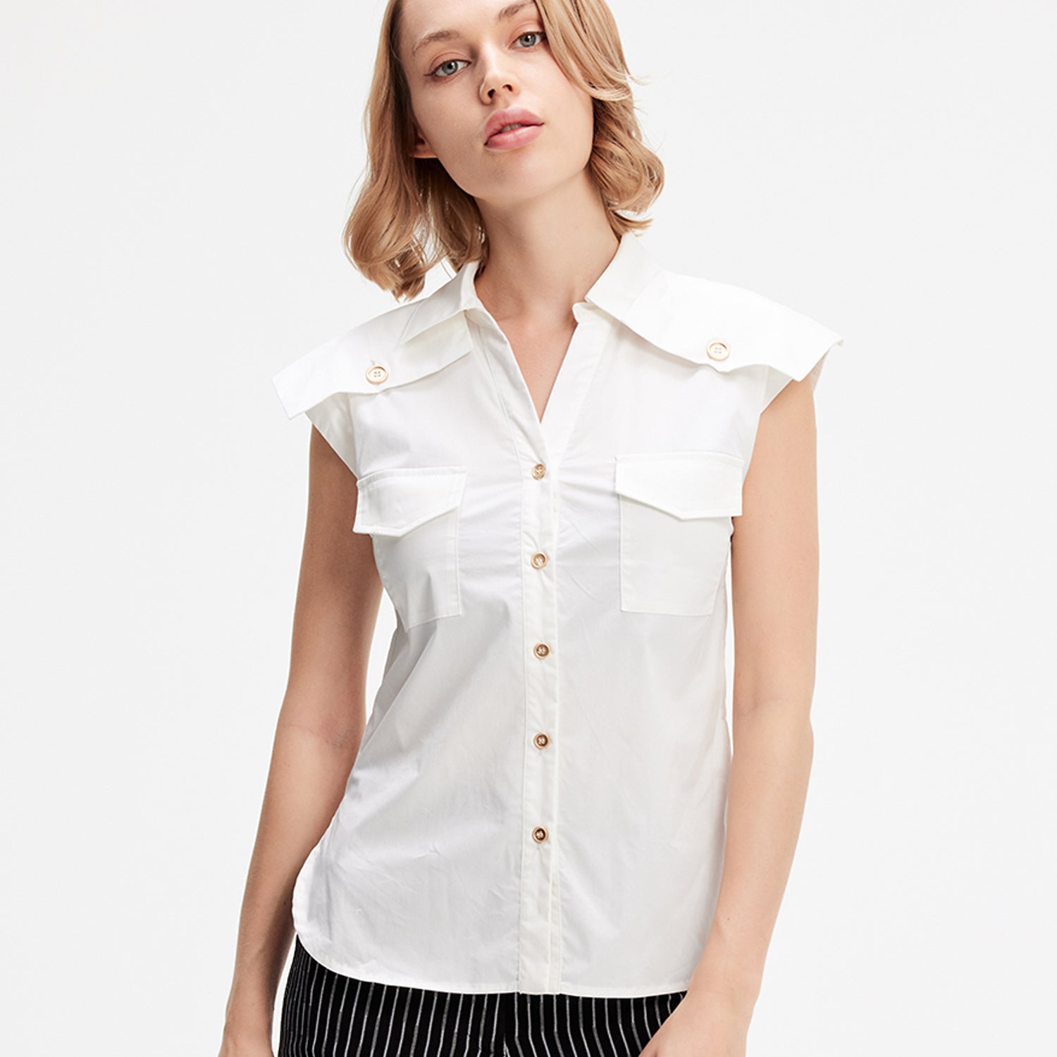 Chemise sans manche à rabats aux épaules