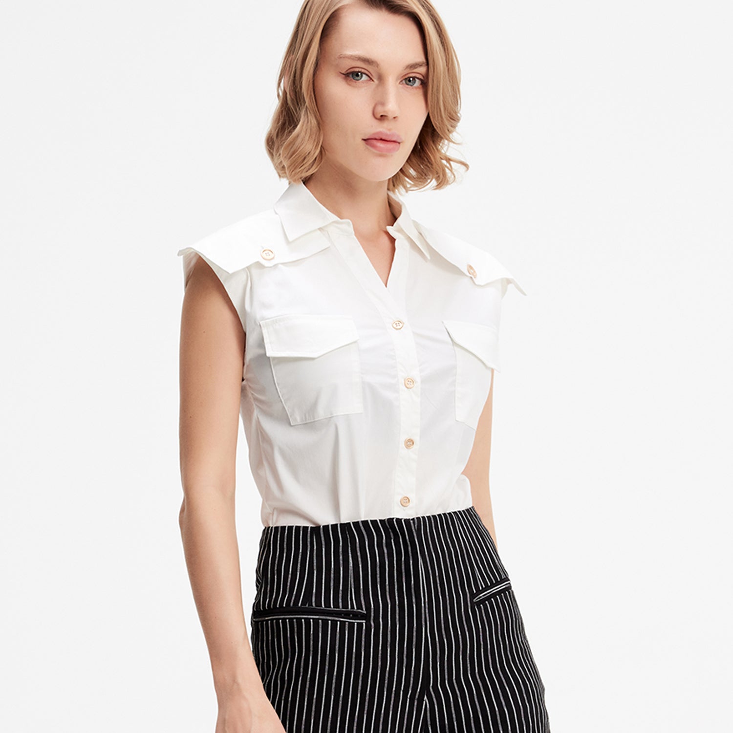 Chemise sans manche à rabats aux épaules