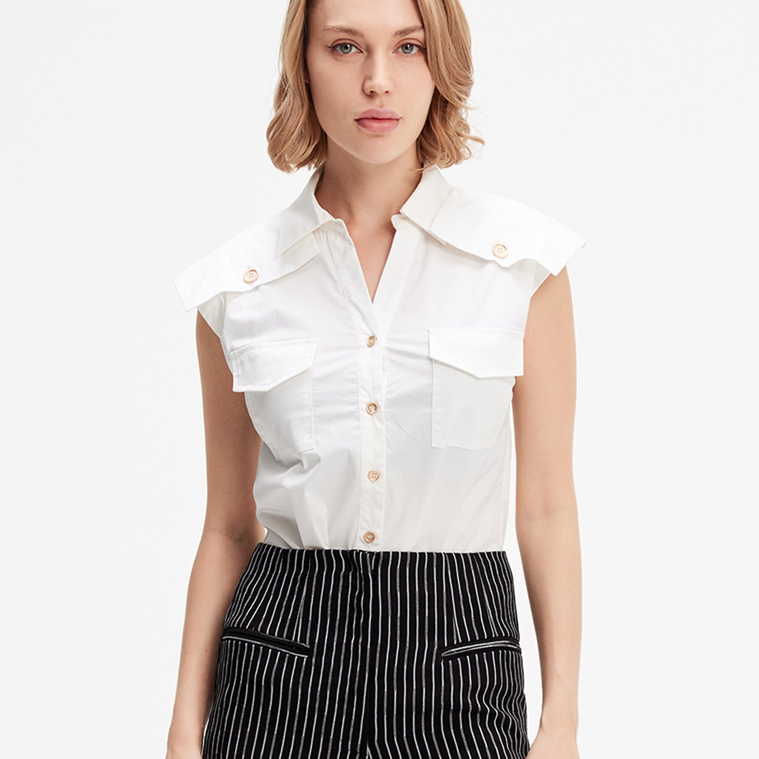 Chemise sans manche à rabats aux épaules