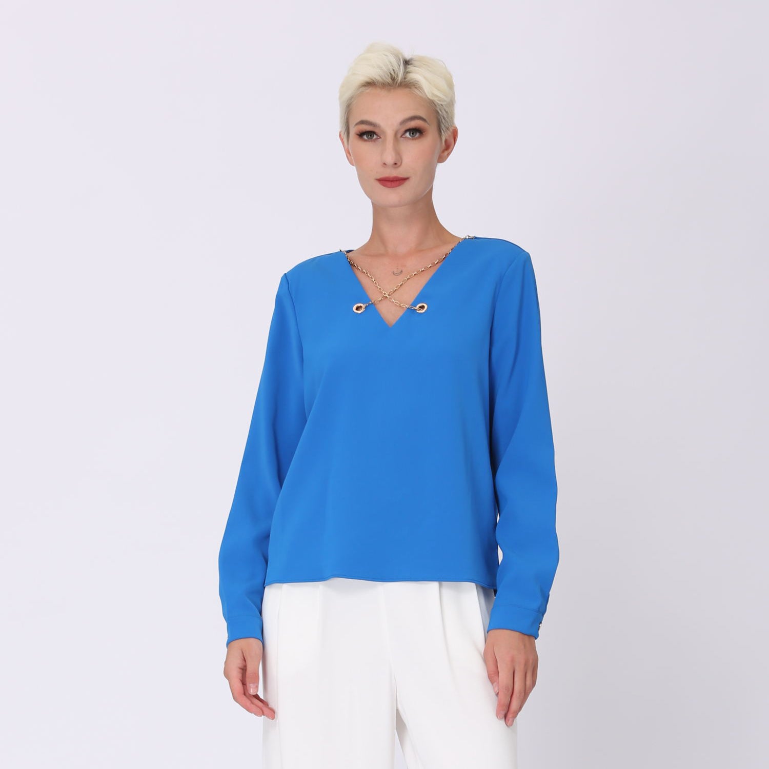 Blouse à col V et chaine décorative