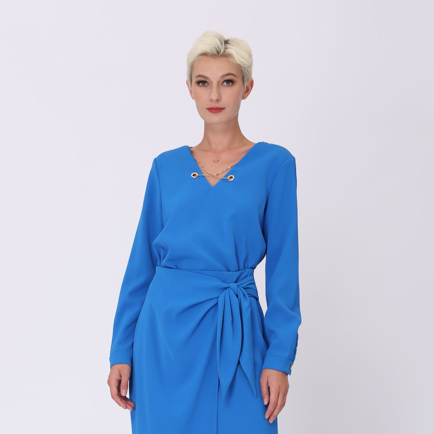 Blouse à col V et chaine décorative