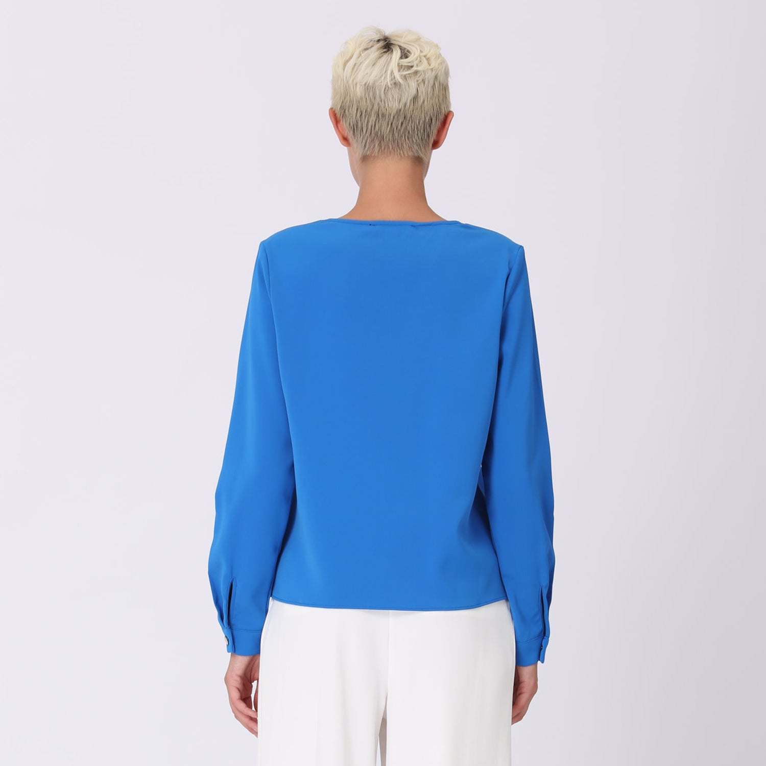Blouse à col V et chaine décorative