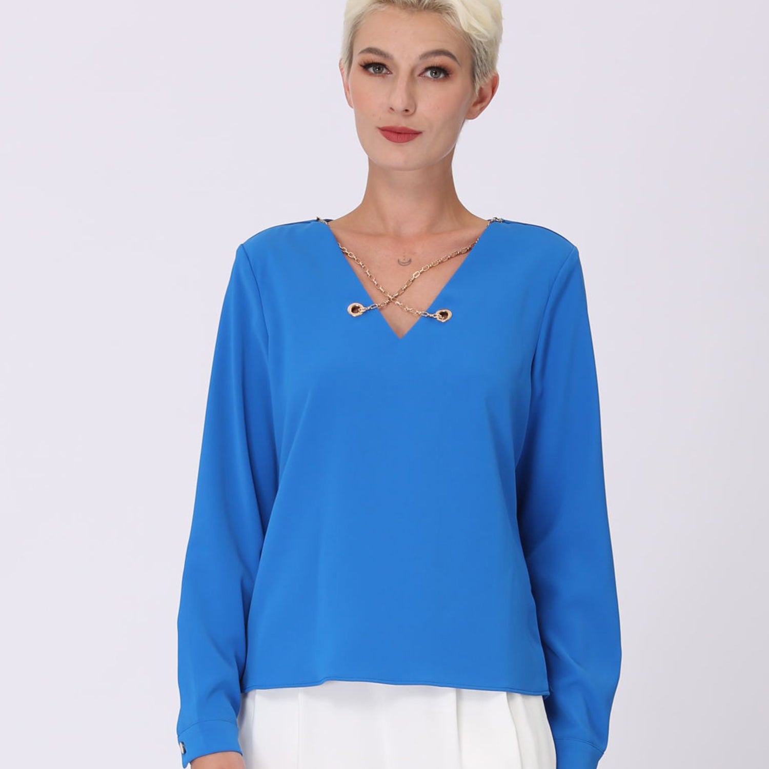 Blouse à col V et chaine décorative