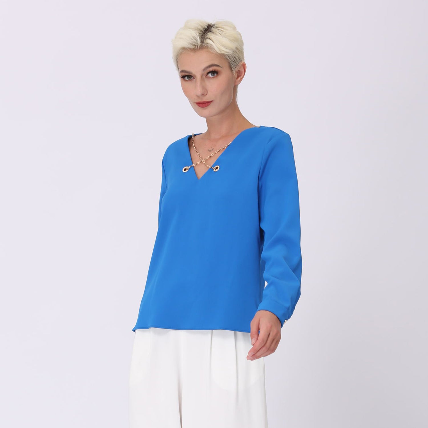 Blouse à col V et chaine décorative