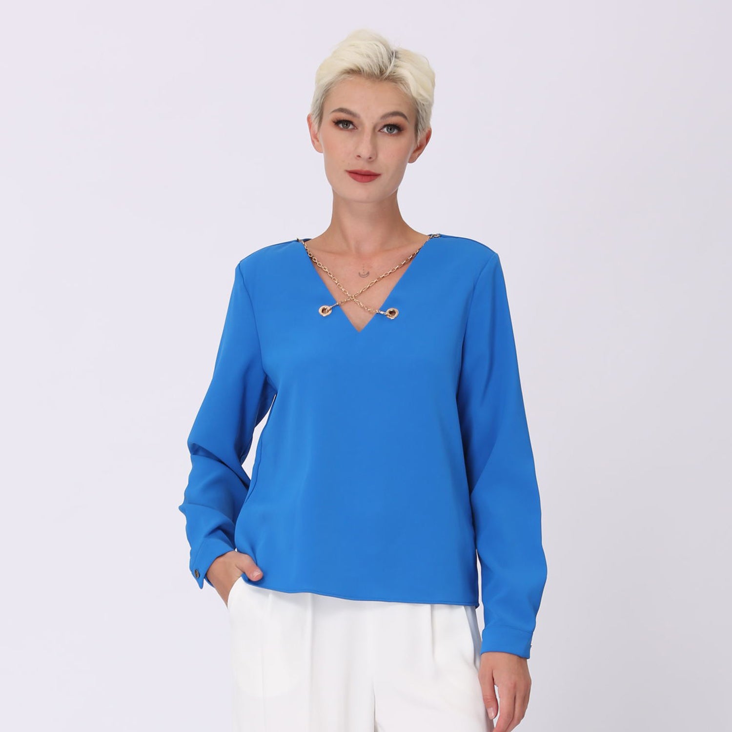 Blouse à col V et chaine décorative