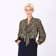 Blouse à col lavallière et imprimé art-déco