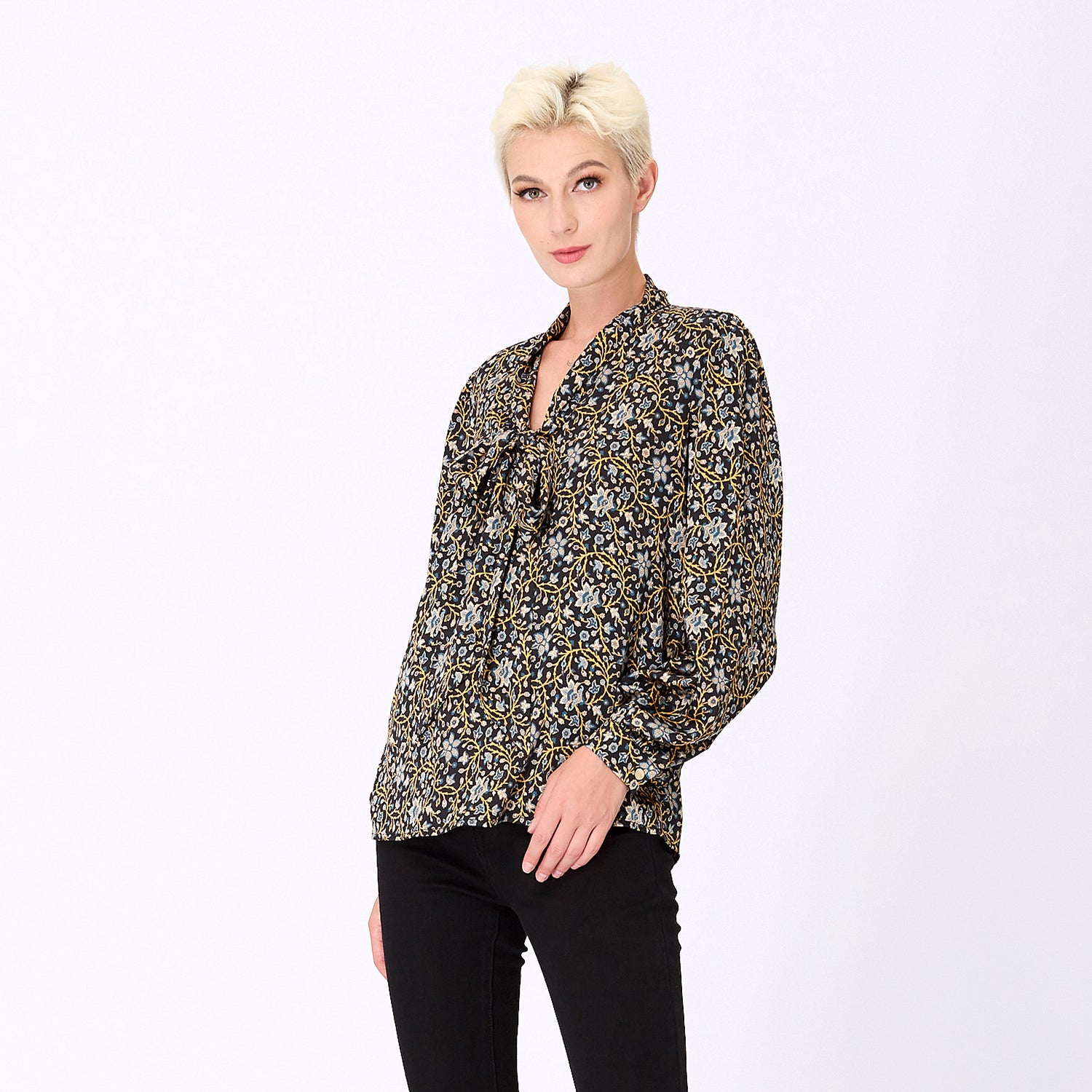 Blouse à col lavallière et imprimé art-déco