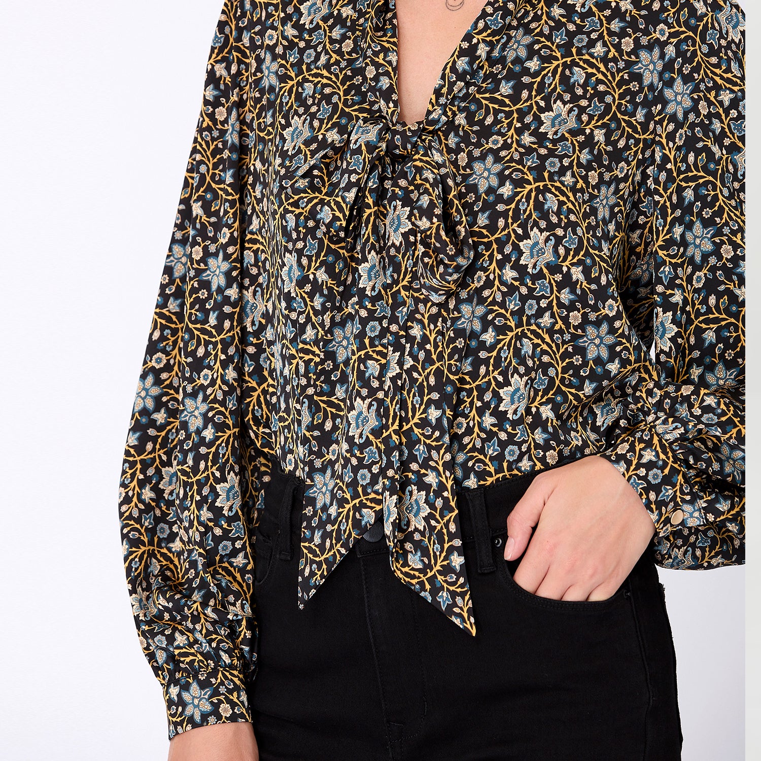 Blouse à col lavallière et imprimé art-déco