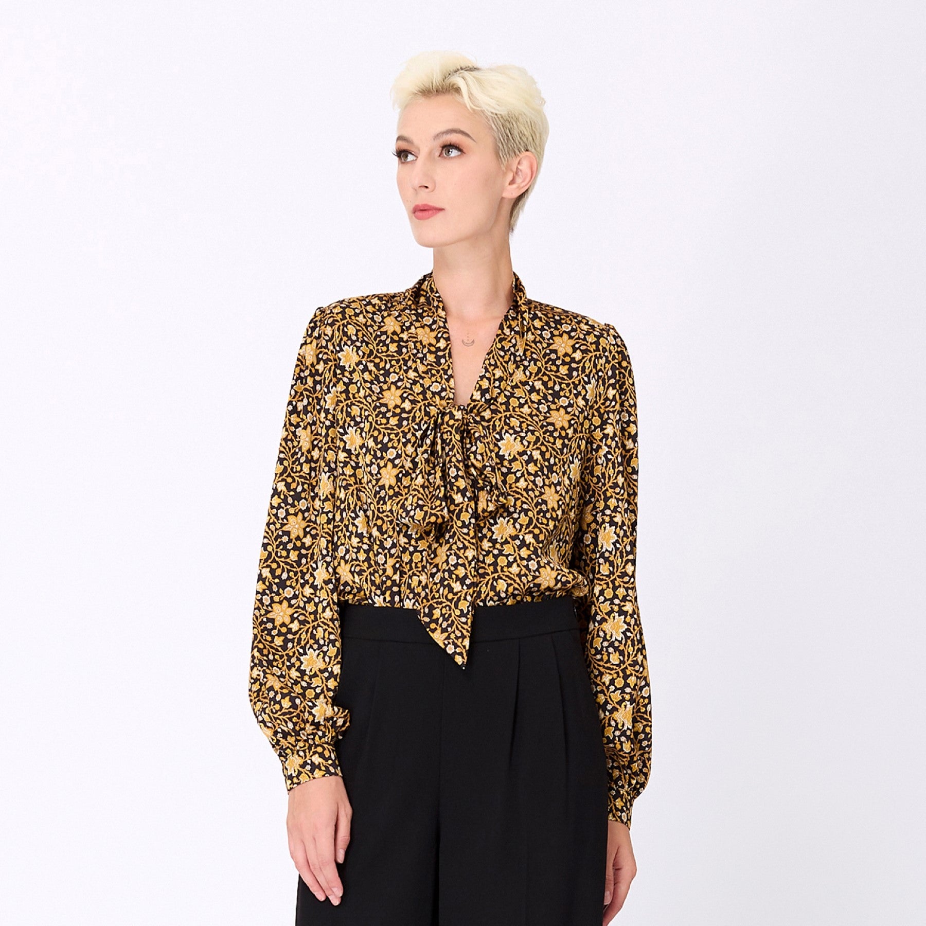 Blouse à col lavallière et imprimé art-déco