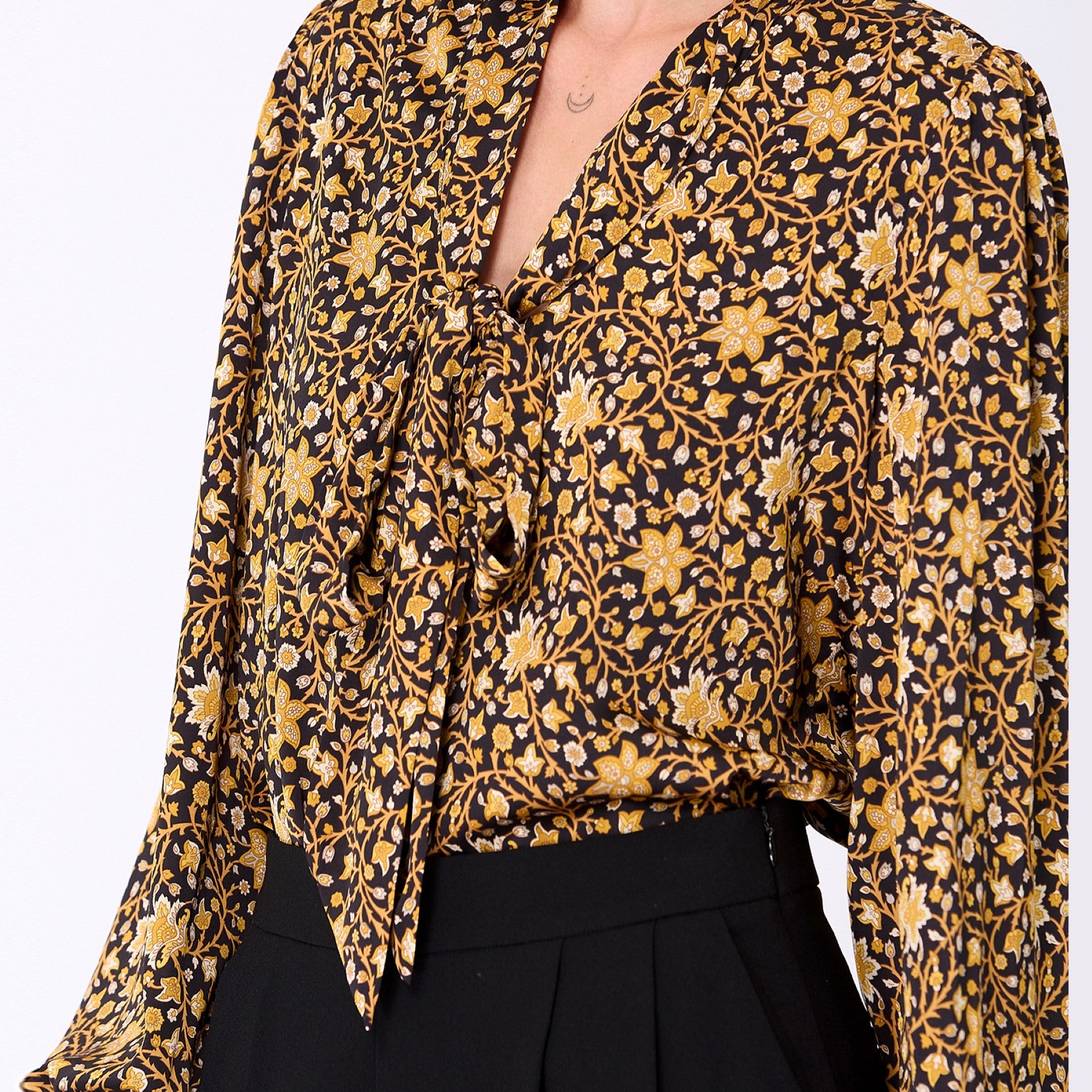 Blouse à col lavallière et imprimé art-déco