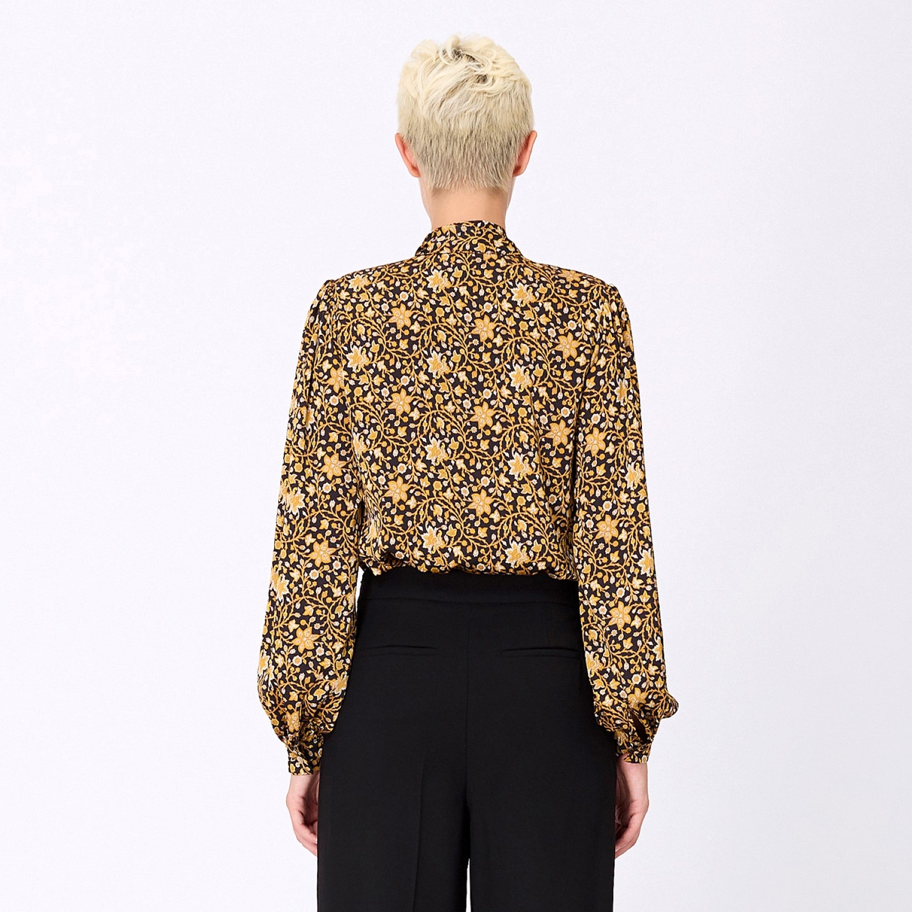 Blouse à col lavallière et imprimé art-déco