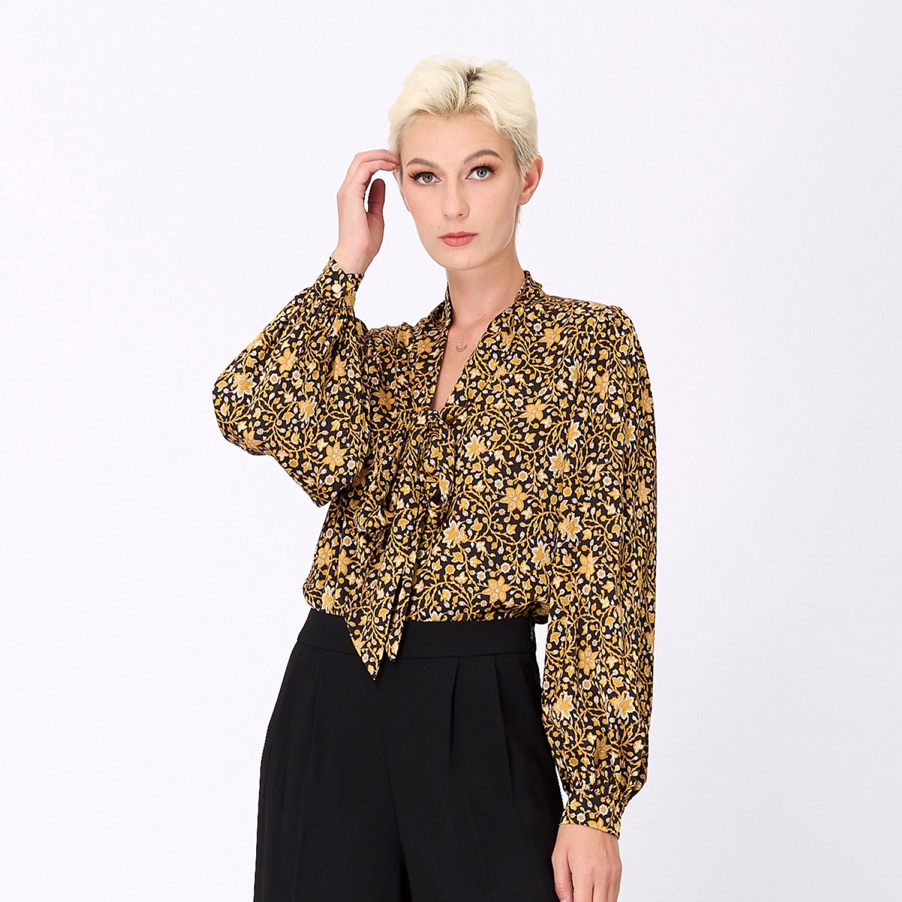 Blouse à col lavallière et imprimé art-déco