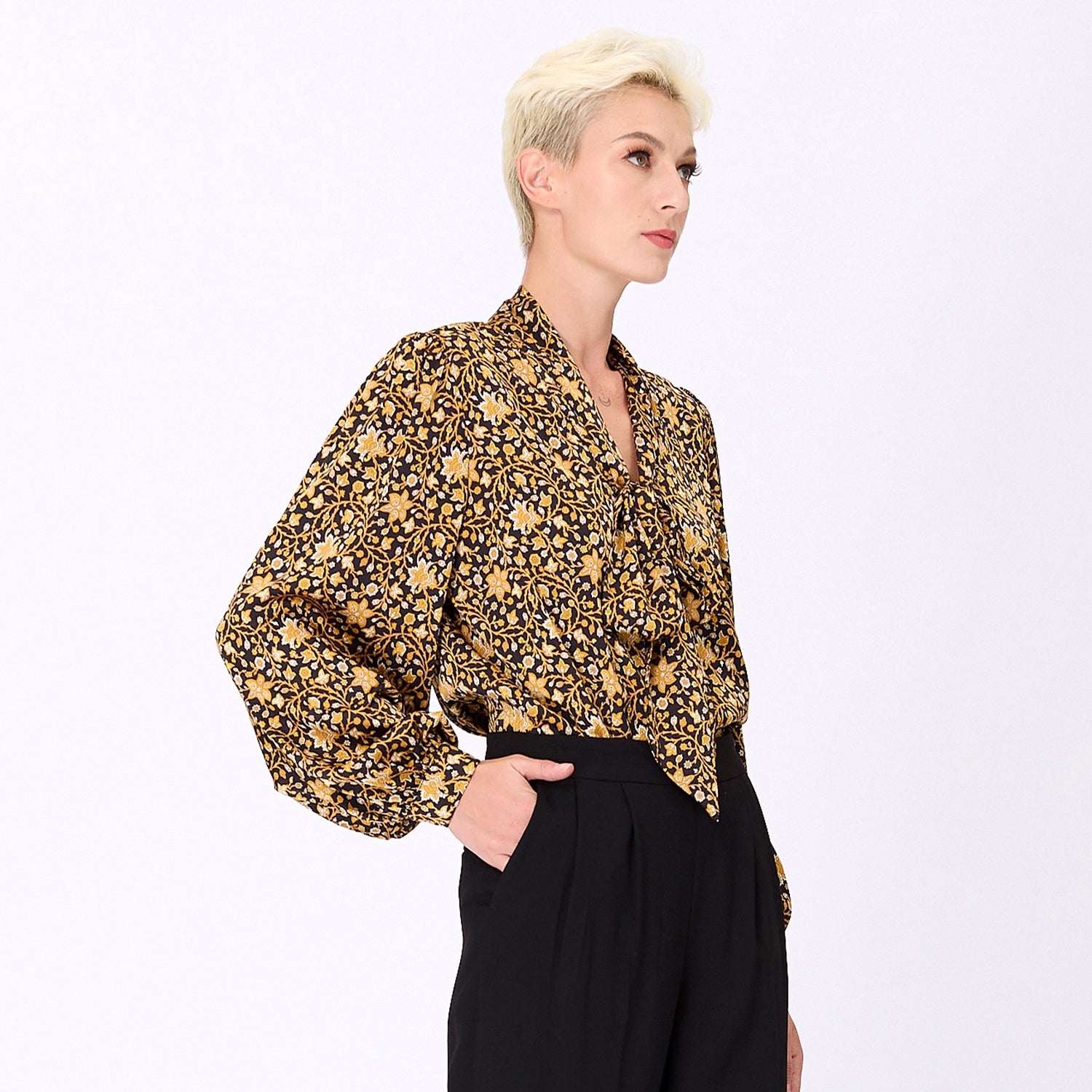 Blouse à col lavallière et imprimé art-déco