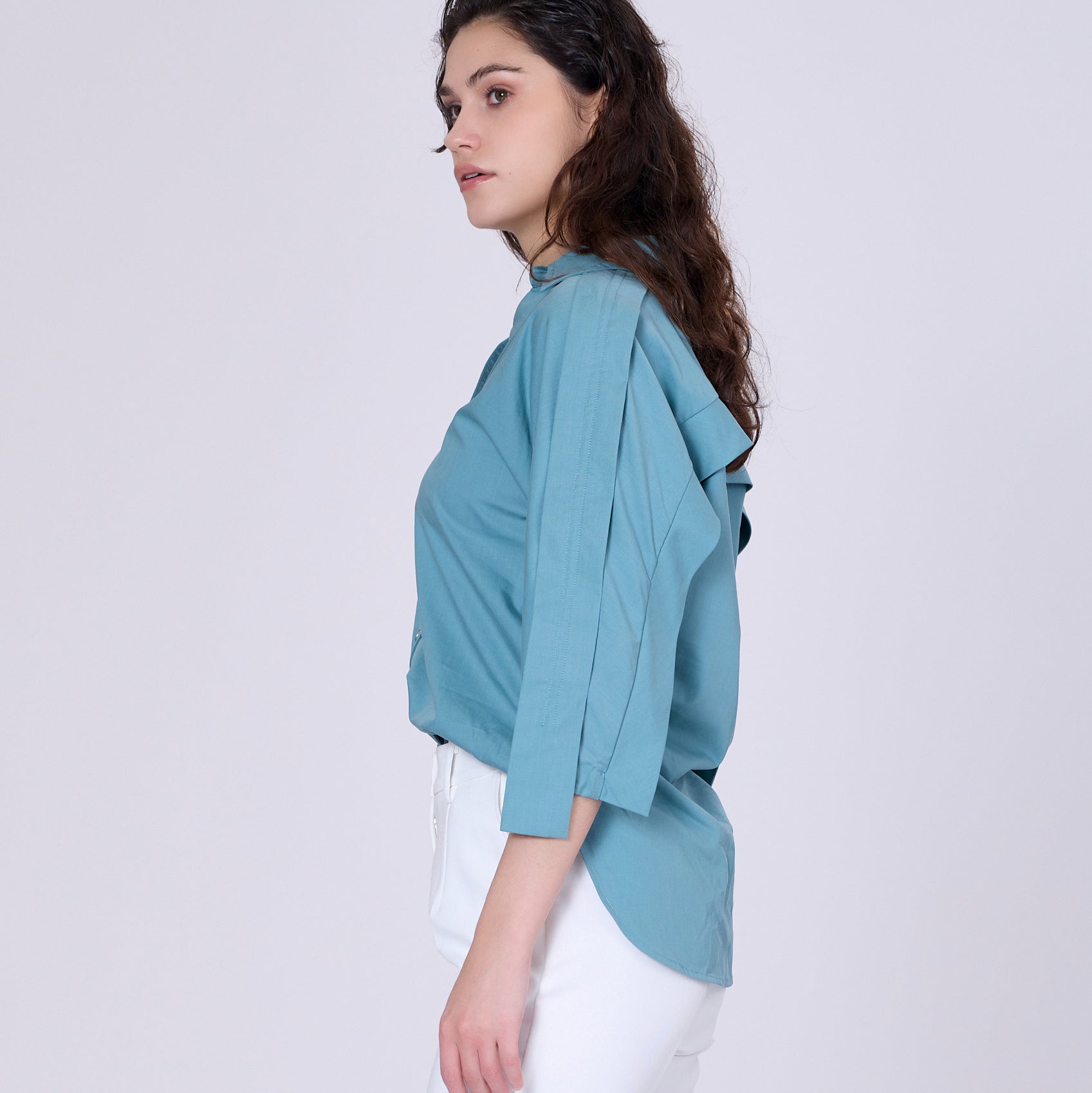 Chemise à larges bandes le long des épaules