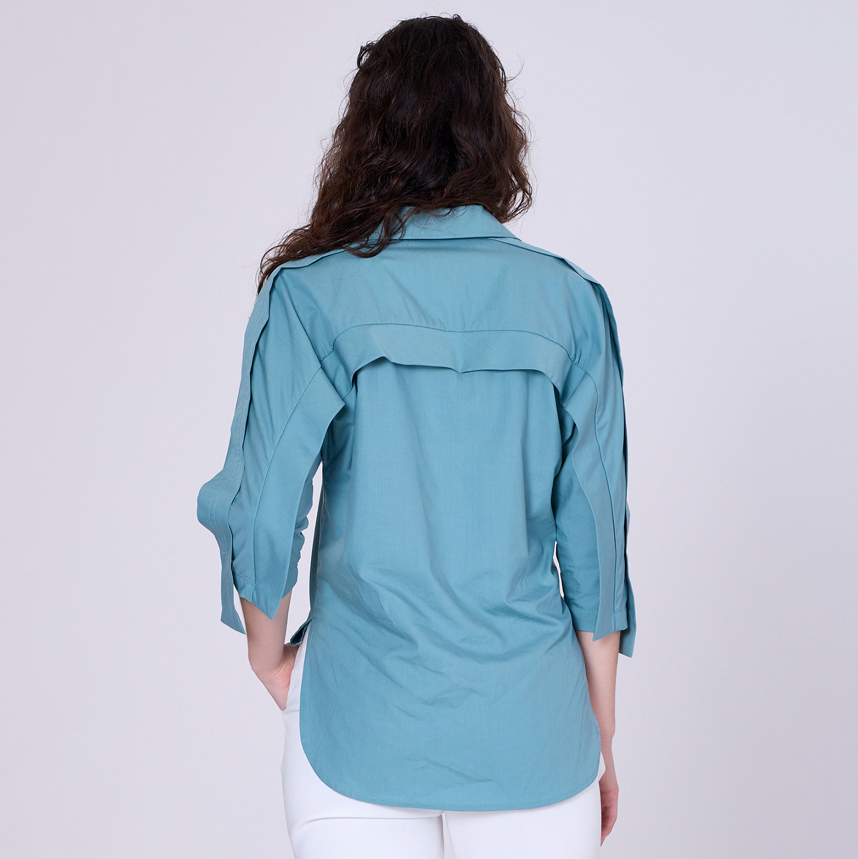 Chemise à larges bandes le long des épaules